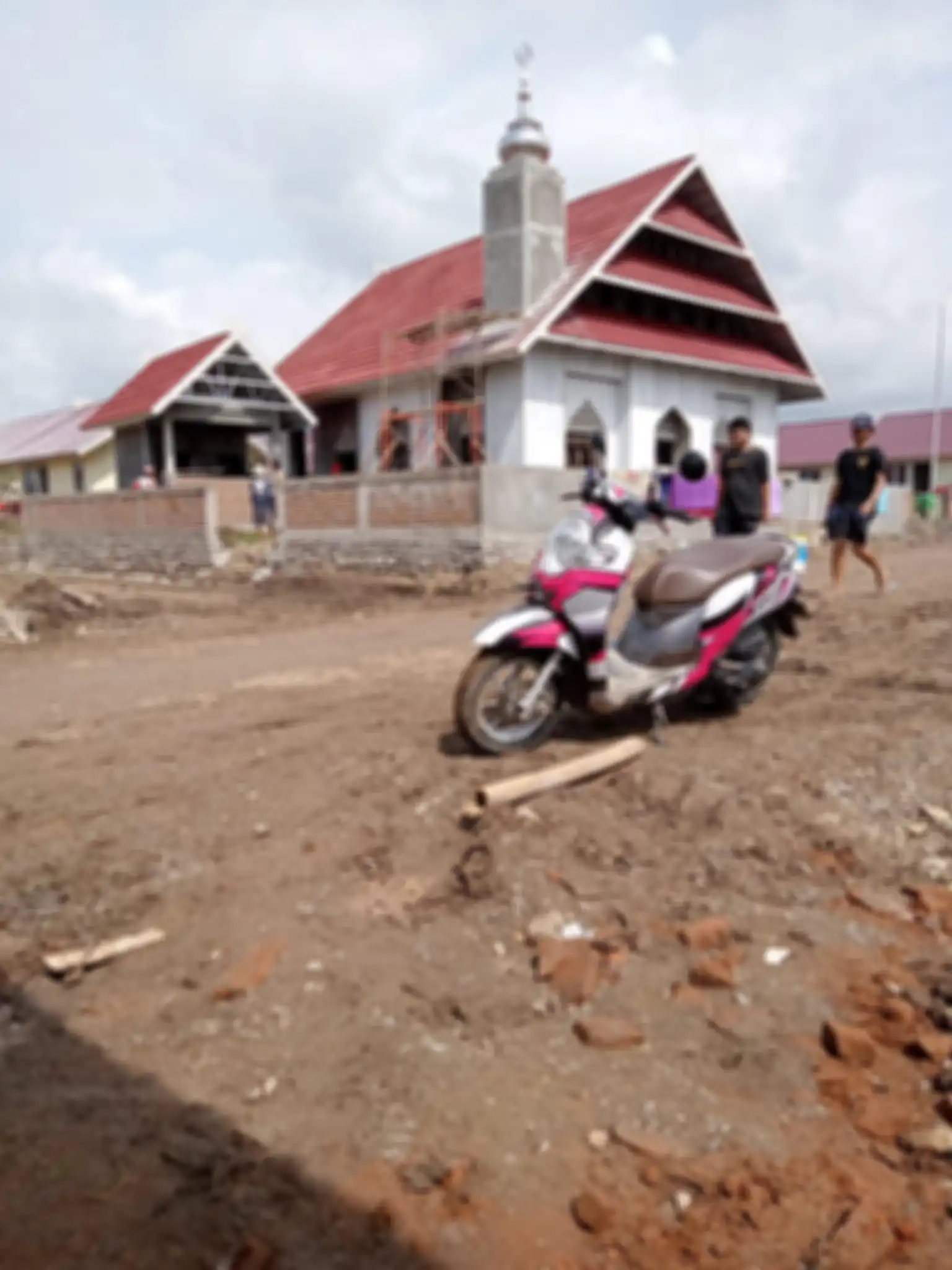 Foto atap masjid di Bima dibongkar warga  viral di media sosial, arsitek ikut berkomenta. Ada kesalahan fatal dari pembuatnya