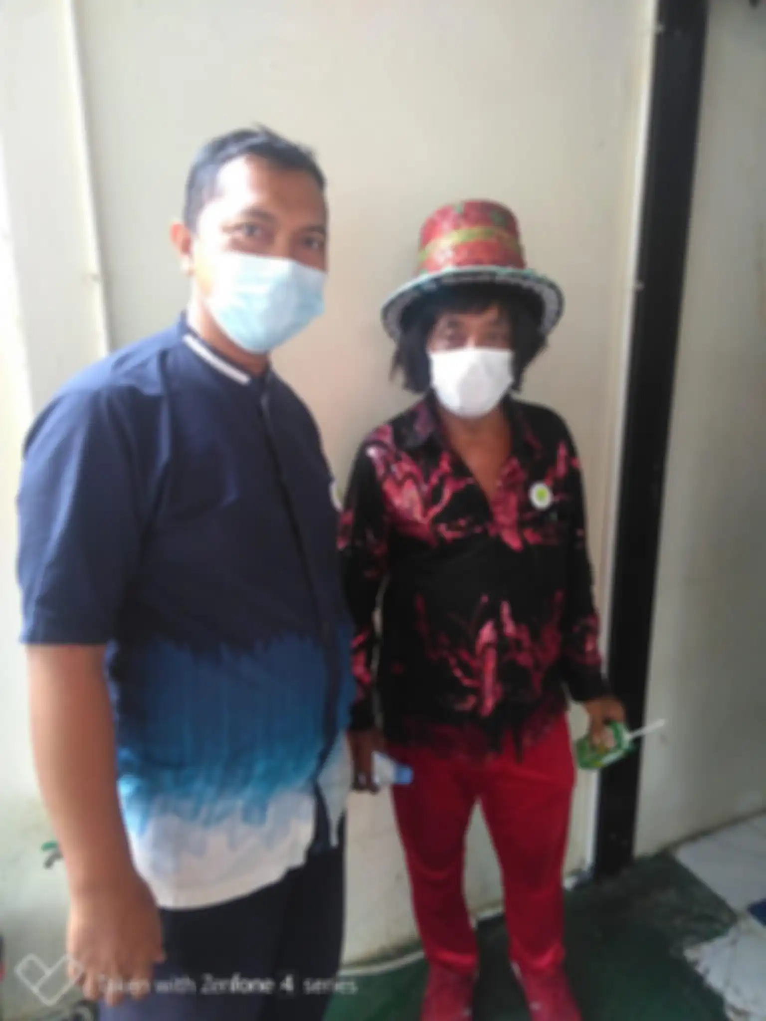 Pak Tarno selalu mengundang tawa para penonton. Ternyata sang pesulap punya rahasia menaklukan hati mantan pramugari. 
