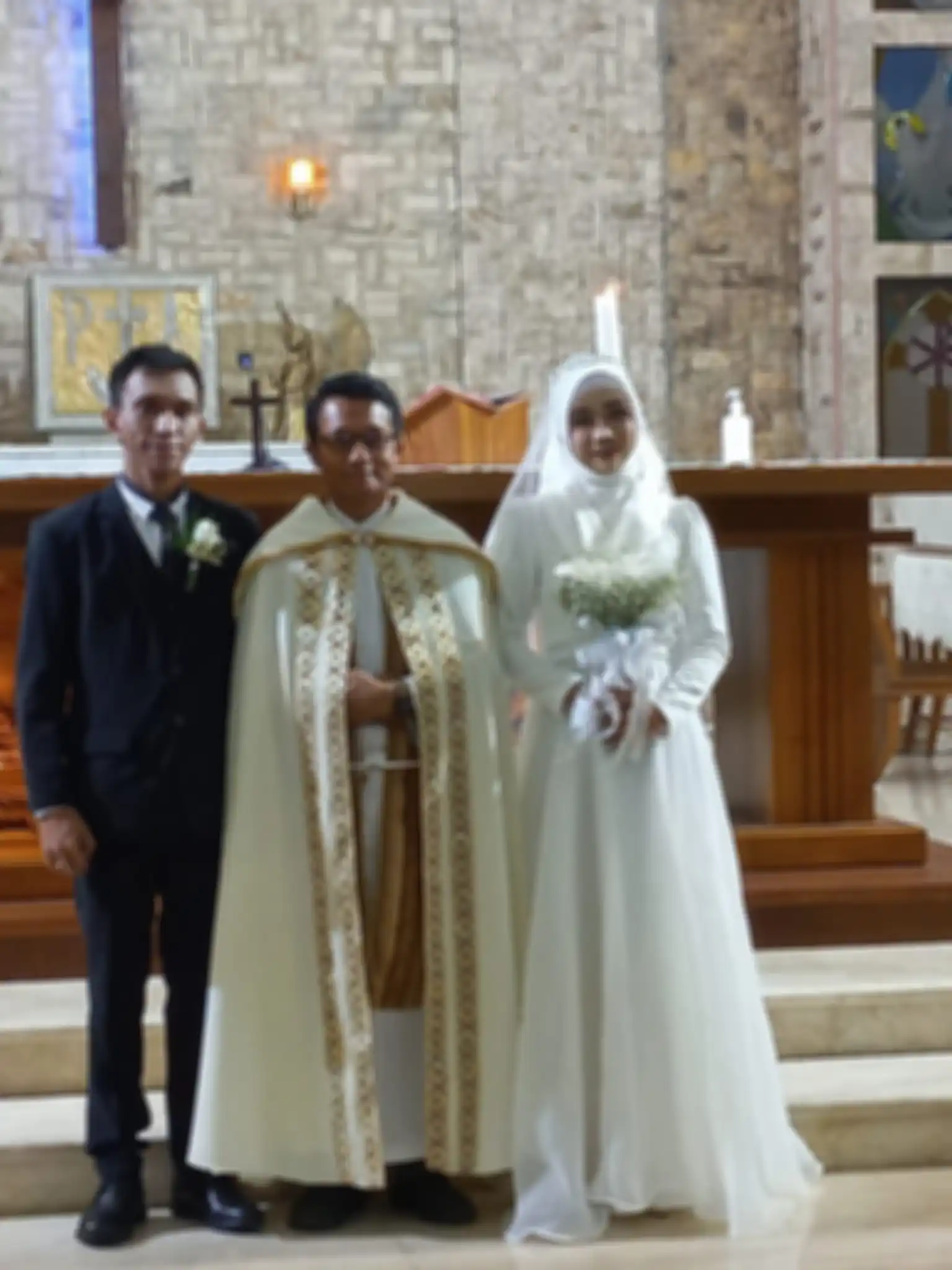 Foto nikah beda agama di Semarang viral. Netizen resah melihat foto pasangan pengantin itu. Ulama Tahah Air kompak satu suara. 