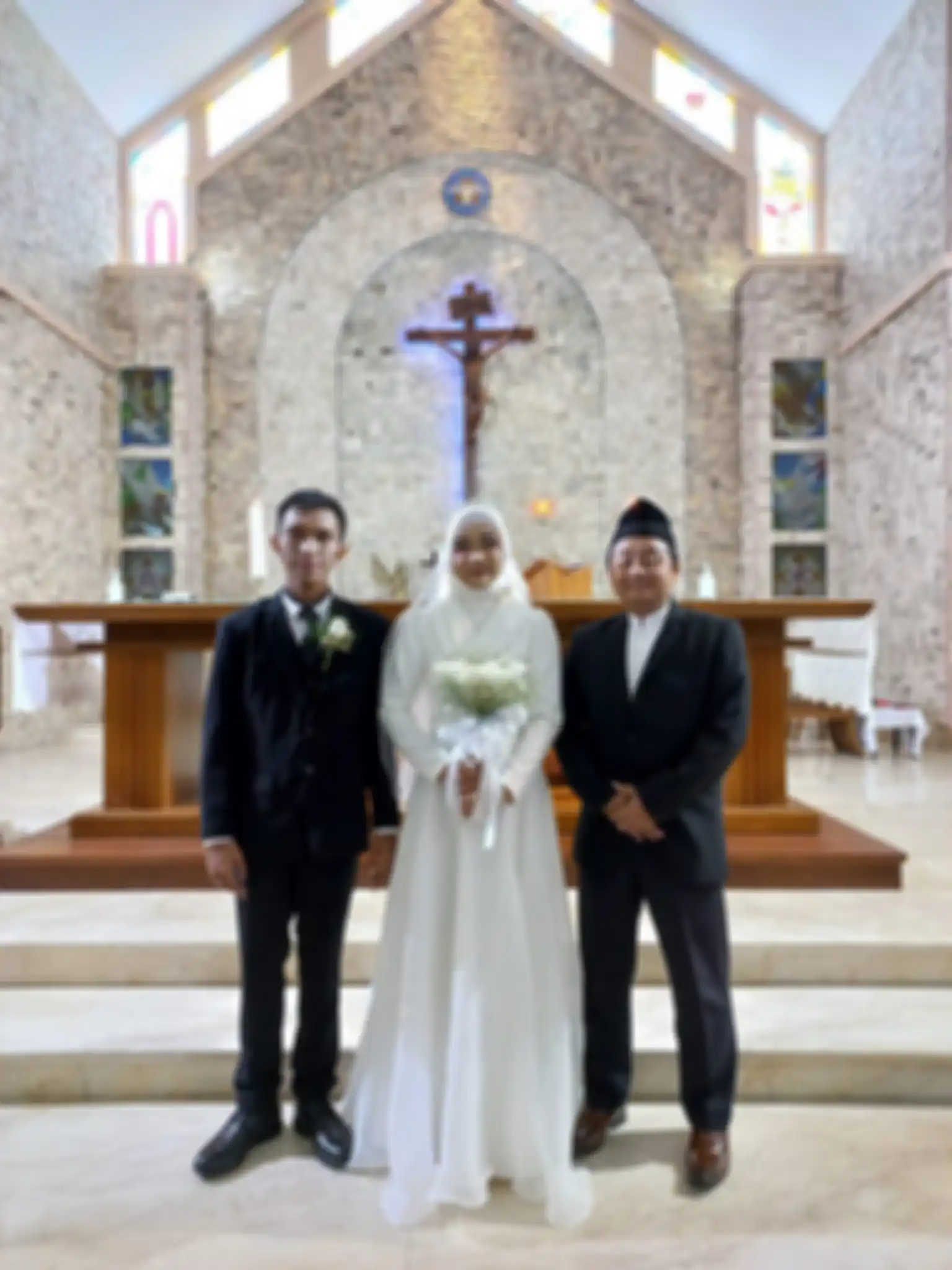 Foto nikah beda agama di Semarang viral. Netizen resah melihat foto pasangan pengantin itu. Ulama Tahah Air kompak satu suara. 