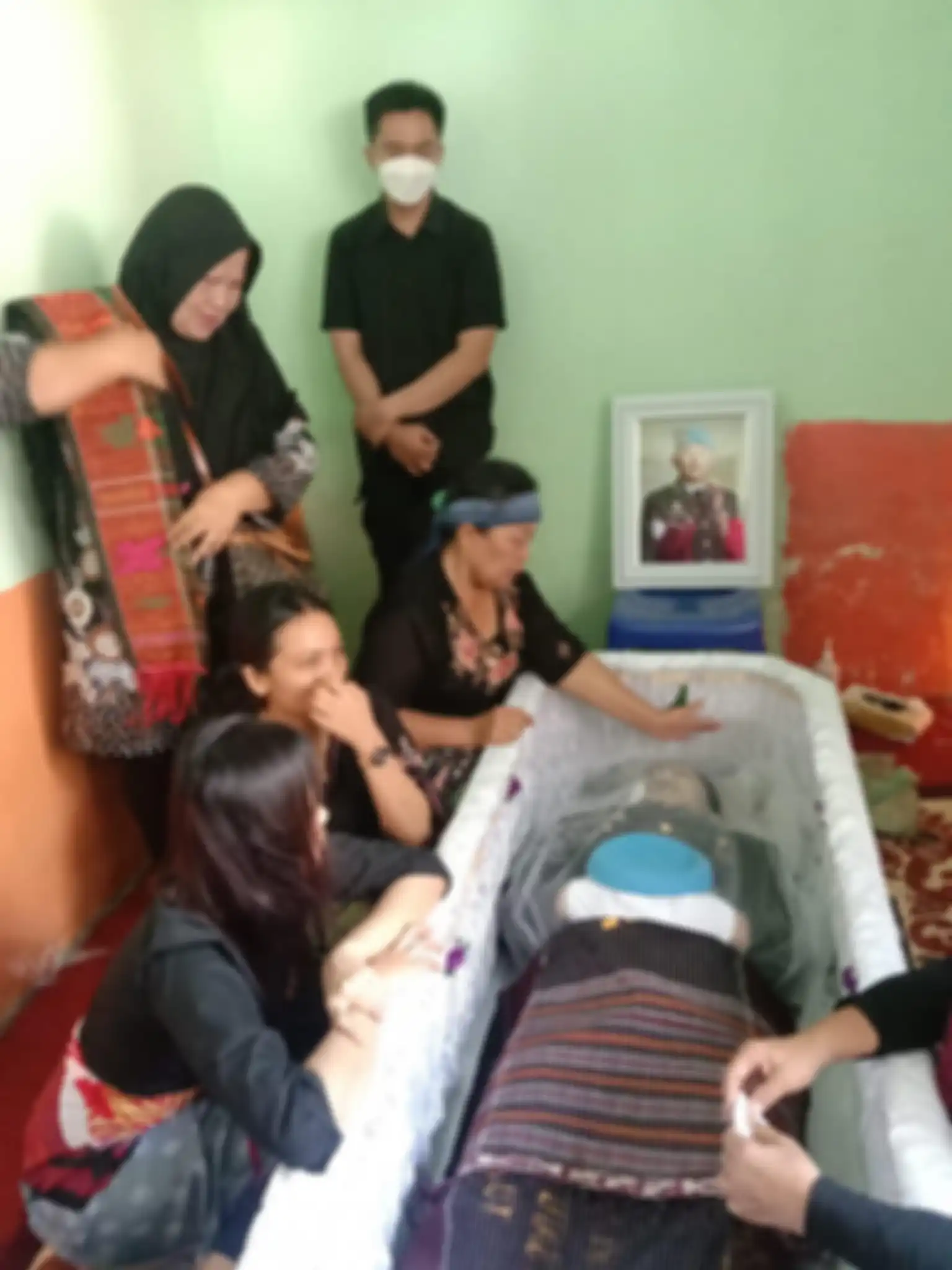 Ade Firmansyah ketua tim autopsi ulang Brigadir J menjawab begini disinggung keterlibatan dokter forensik RS Polri. Foto almarhum ditangisi.