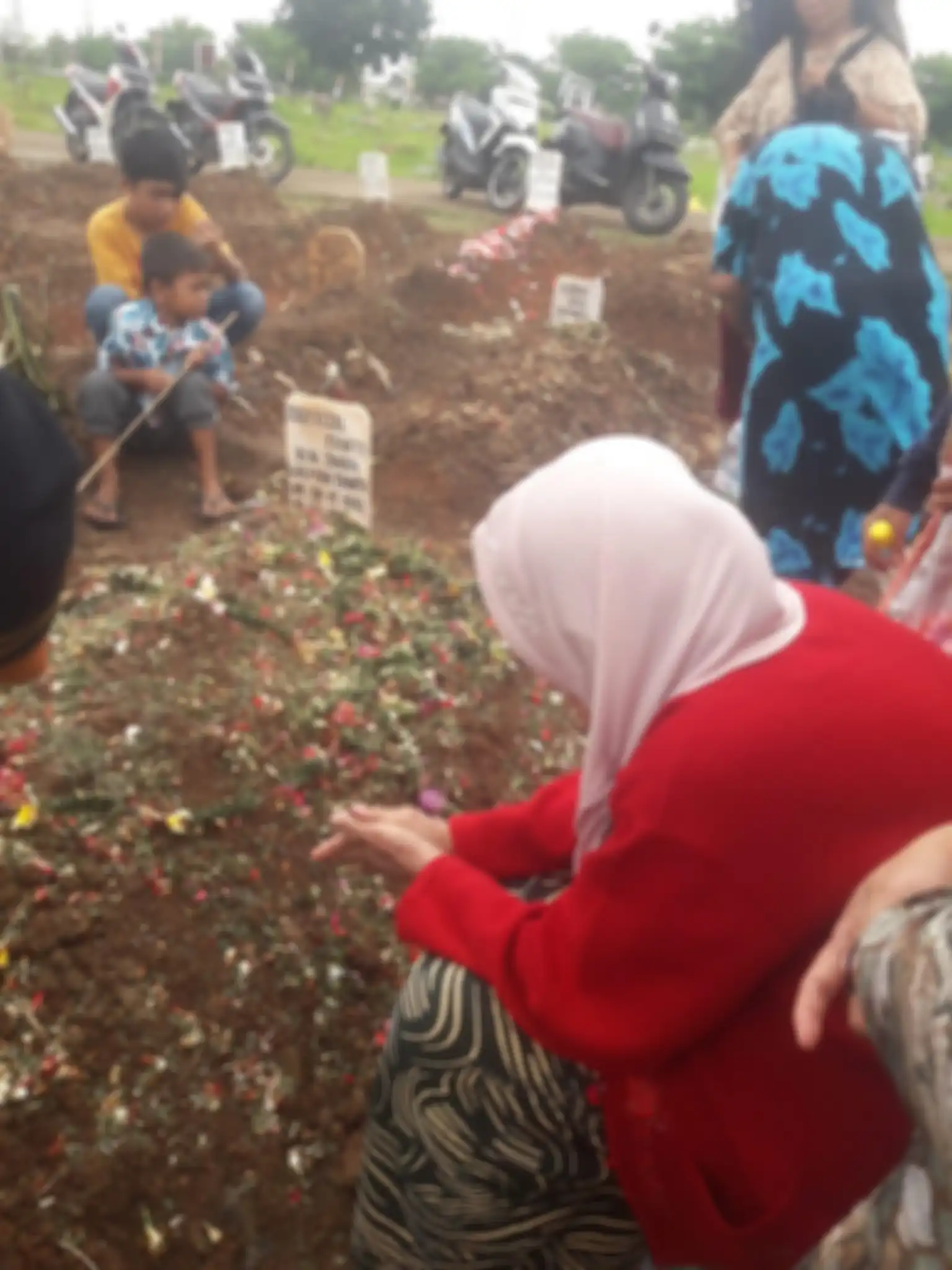 Makam sopir taksi online Sony Rizal yang dirampok Bripda Haris Sitanggang hingga tewas.
