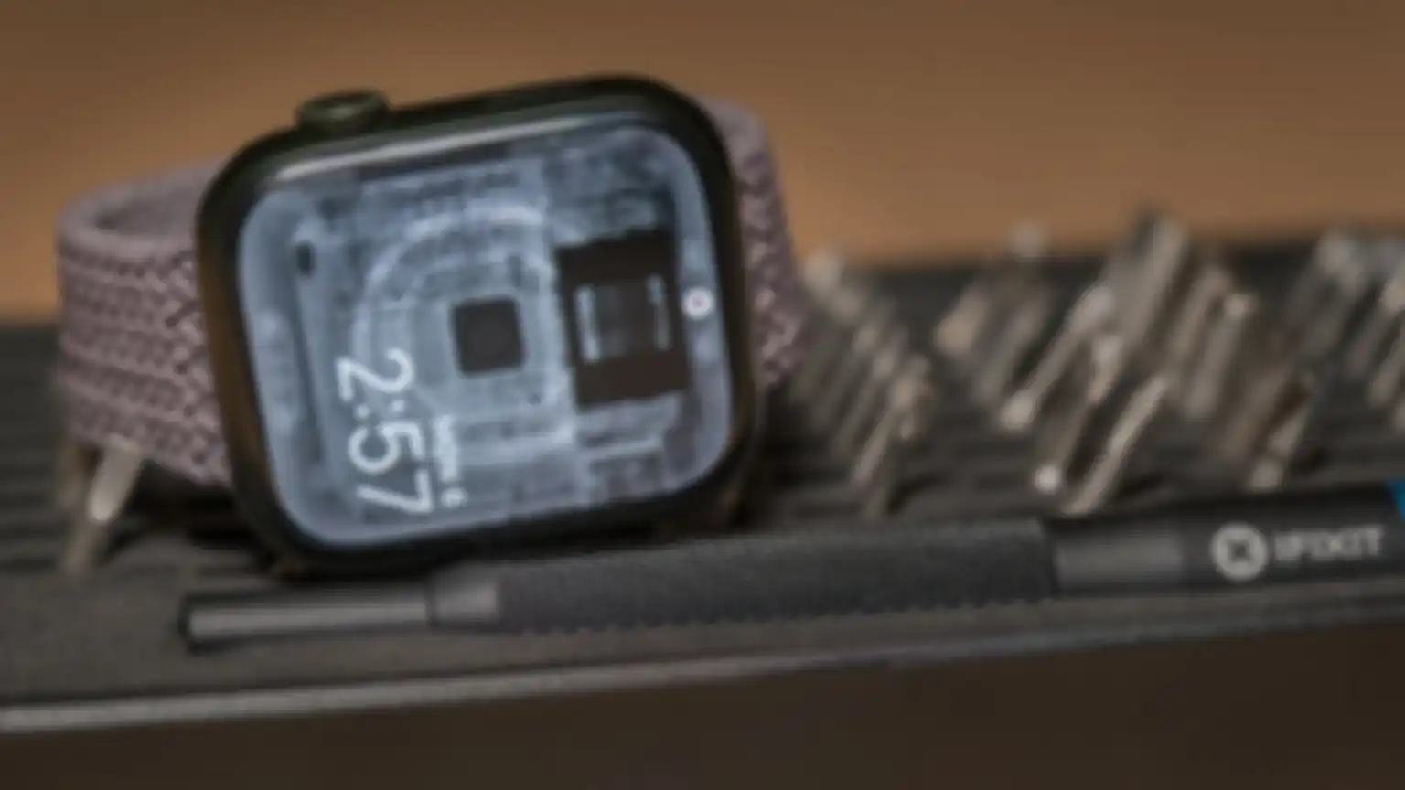 Wallpaper spesial dari iFixit yang menujukkan jeroan Apple Watch Series 7