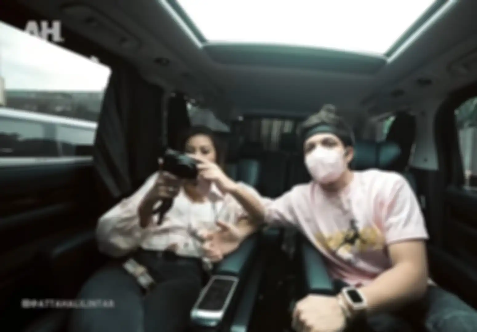 Hasil tangkapan layar dari kanal youtube Atta Halilintar terlihat Aurel dan Atta sedang menuju ke toko kamera