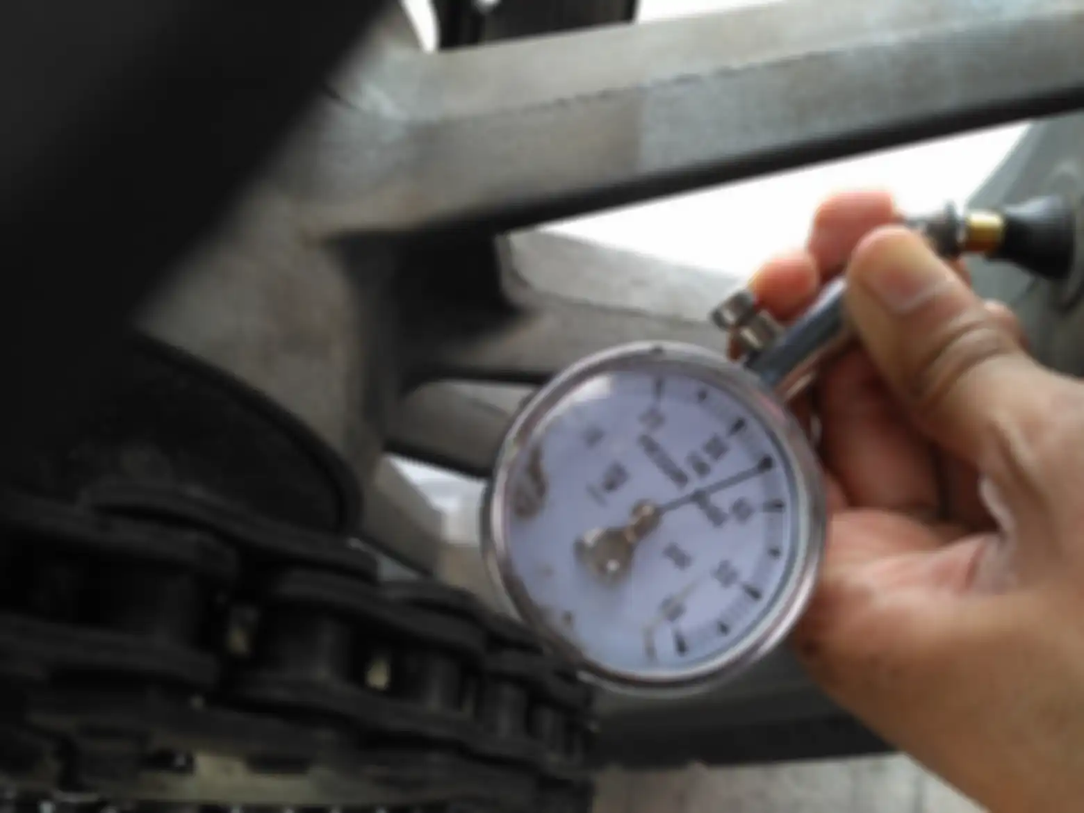 Tekanan angin ban yang kurang dari anjuran bisa membuat konsumsi bensin motor jadi boros