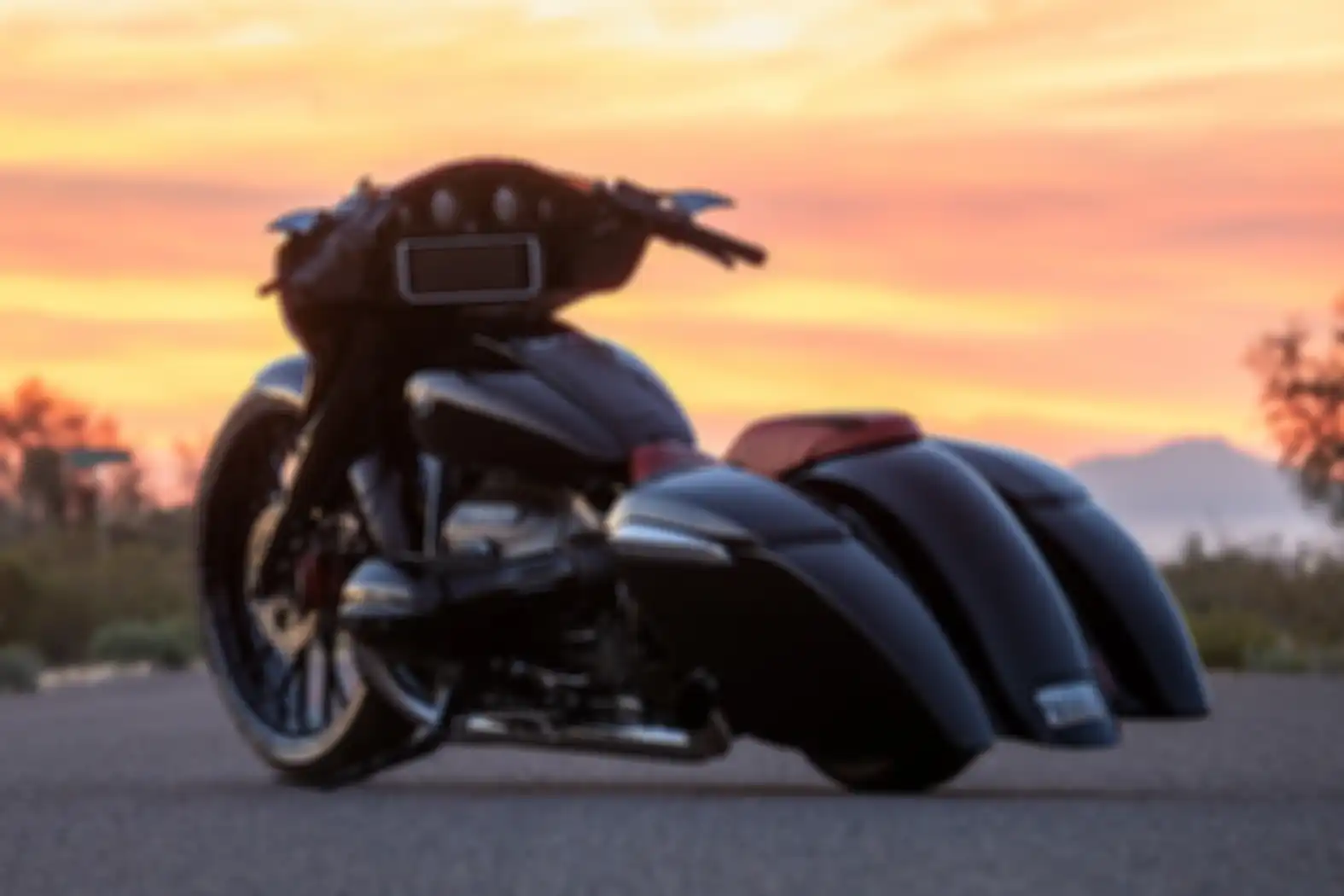 Tampak samping BMW R18 mirip Harley-Davidson