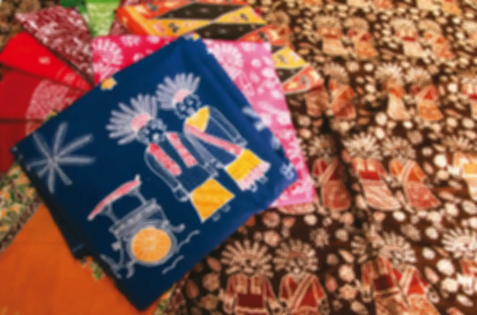 Motif batik seraci yang kaya akan ikon-ikon khas Betawi seperti Monas dan Si Pitung.