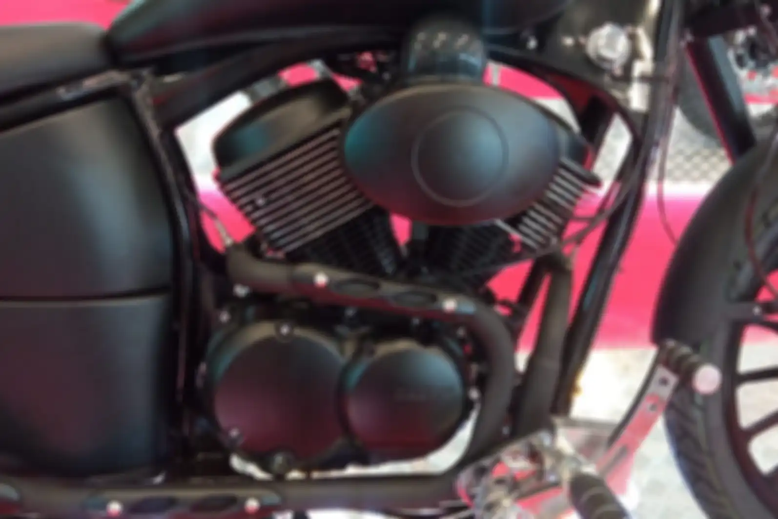 Tersemat mesin v-twin kapasitas 248,9 cc. 