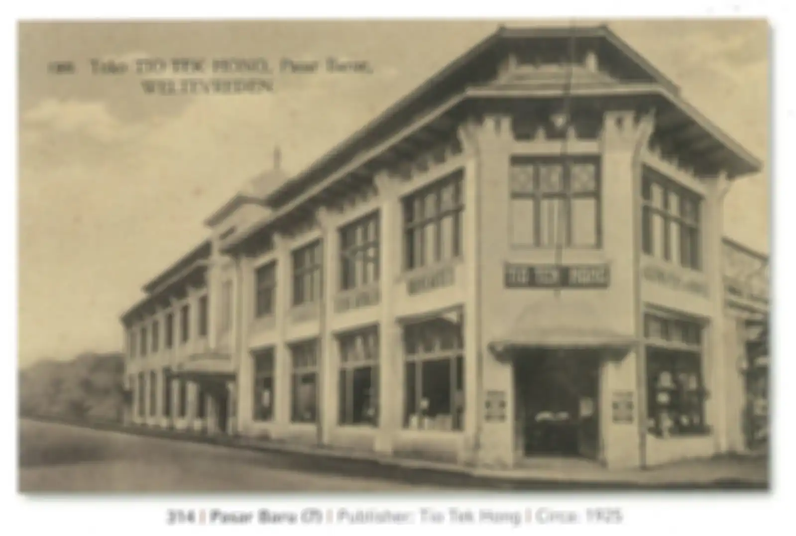 Toko Tio Tek Hong yang berada di Jalan Pasar Baru No.93 Jakarta Pusat. Foto ini menggambarkan suasana pada tahun 1925 di mana toserba modern pertama tersebut tengah berjaya. 