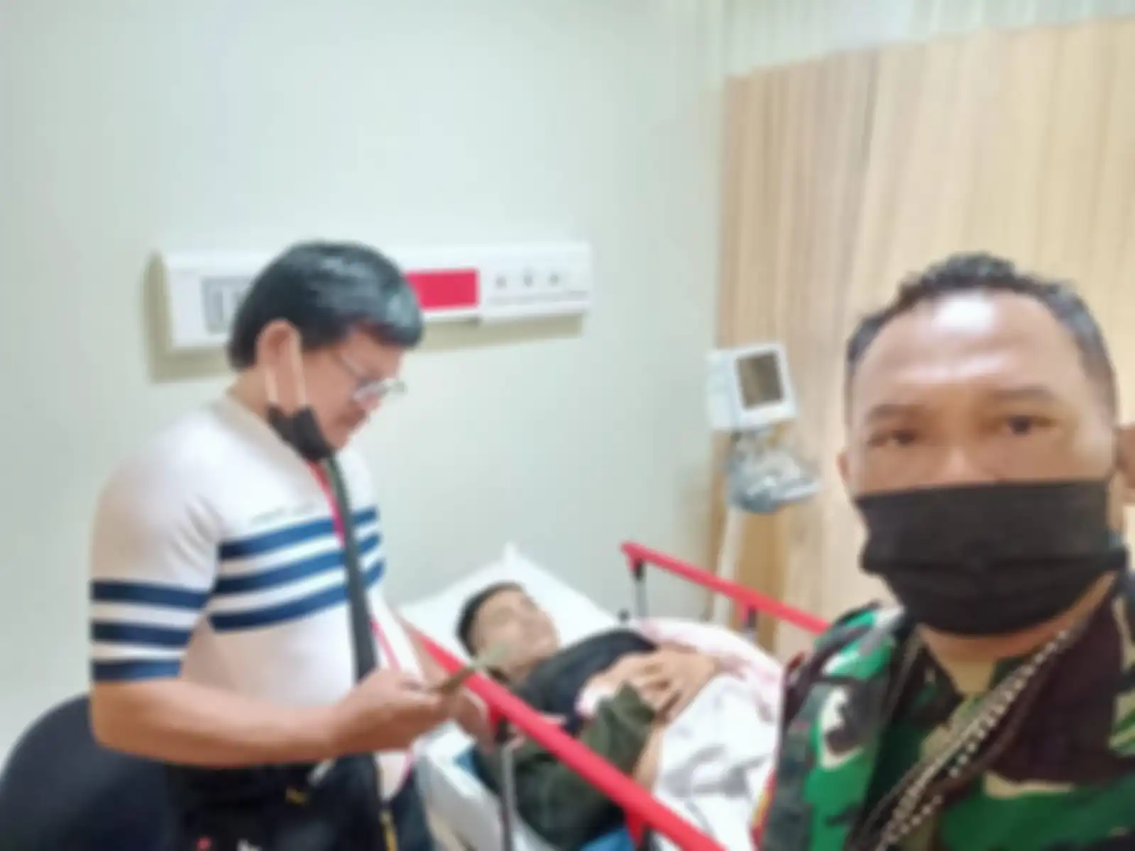 Foto jenazah Sahdi anggota Yonif Raider 303 TNI AD yang disabet senjata tajam ditangisi. Saksi ungkap kronologi yang mengejutkan.