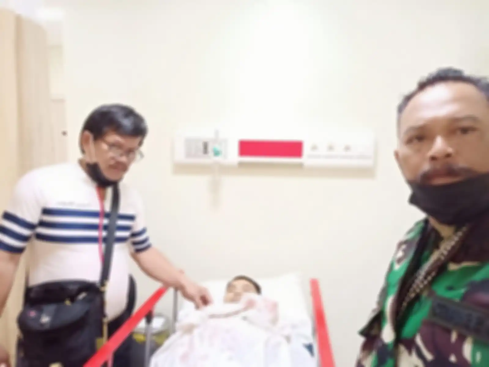 Dalam foto yang beredar, beberapa teman korban terlihat menyesali kepergian Pratu Sahdi anggota pasukan elite Raider Kostrad TNI AD.