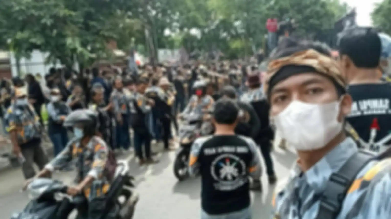 Anggota GMBI yang menaiki Maung Lodaya di Polda Jabar terlihat menangis kejer. Bahkan petugas berusaha menenangkan pemuda itu.