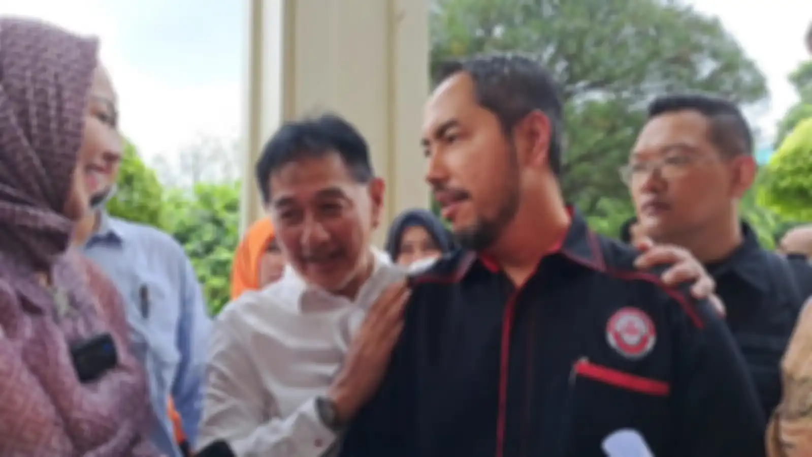Venna Melinda dan Sunan Kalijaga saat ditemui Grid.ID di kawasan Pengadilan Agama Jakarta Selatan, Kamis (23/2/2023).