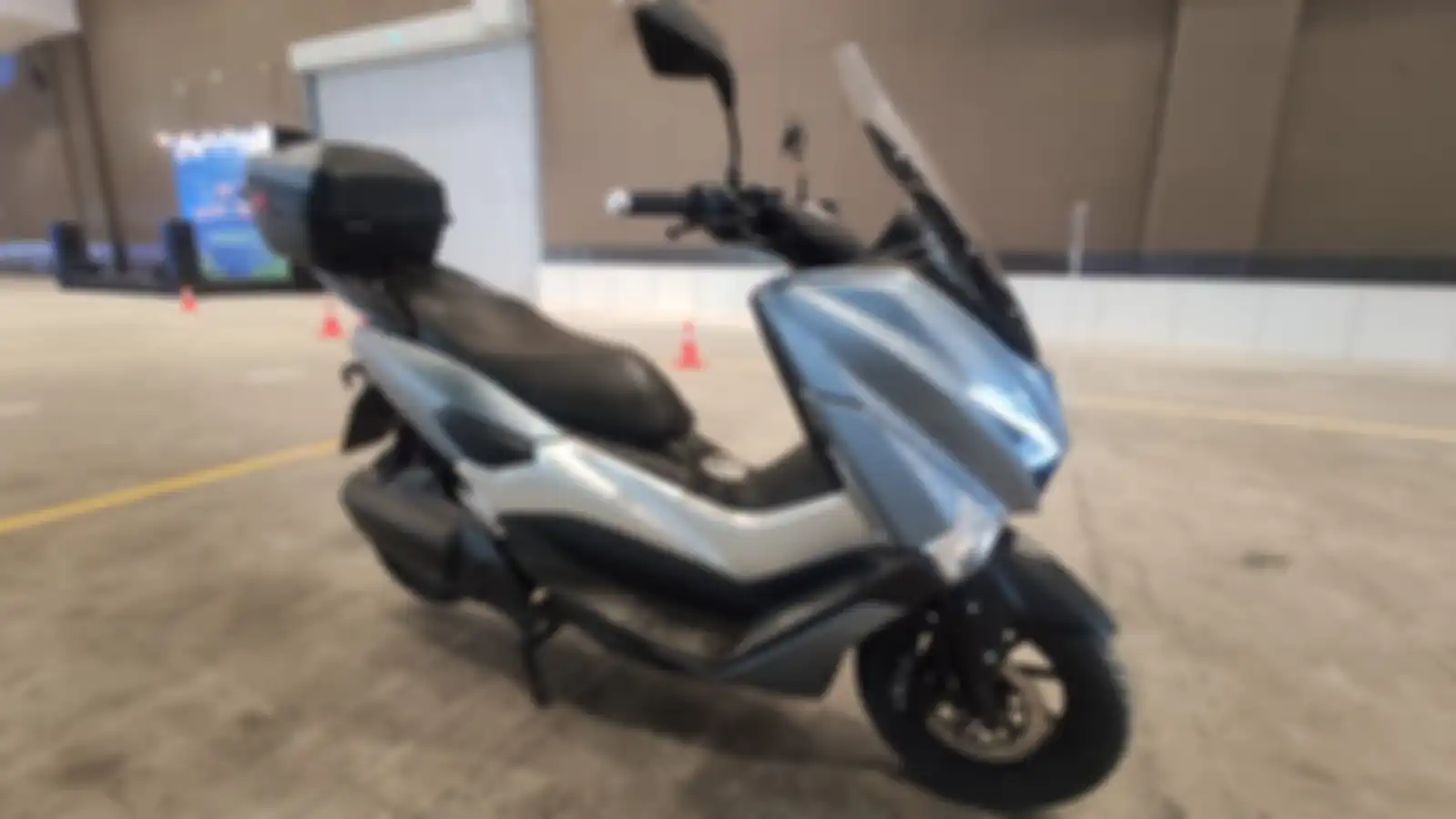 Kesan MAXi seperti Yamaha NMAX begitu terasa di motor listrik Rakata NX3.