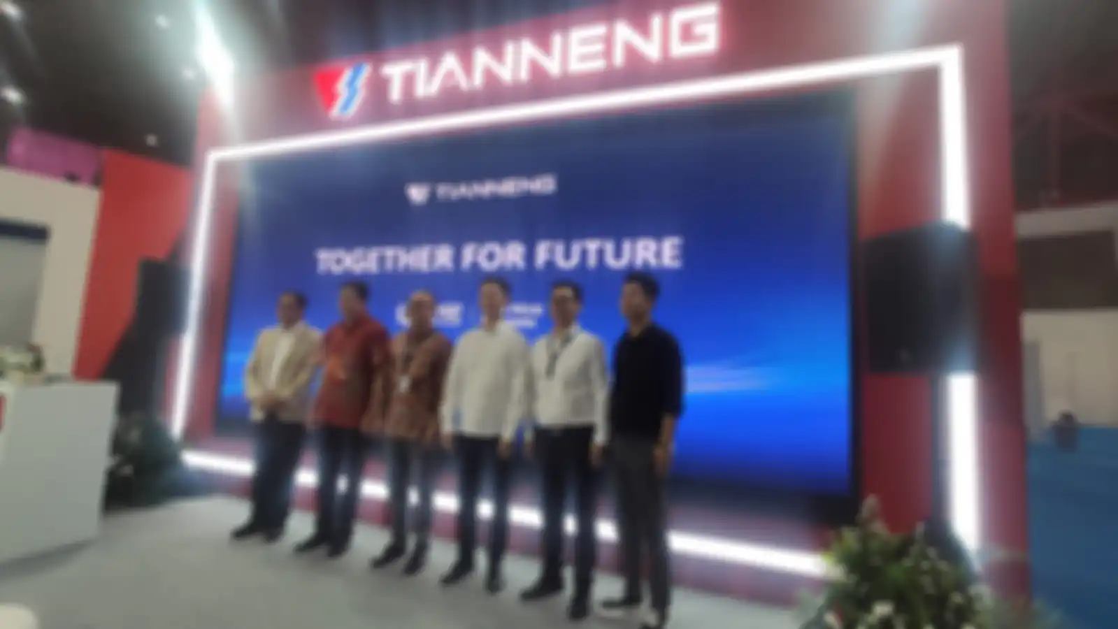 Jack Yang, Vice President Tianneng Group (ketiga dari kiri) saat memperkenalkan baterai motor listrik.