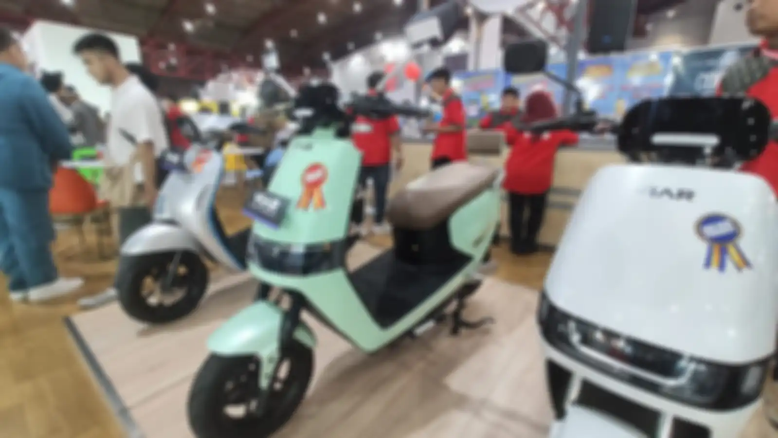 Motor listrik Viar NX, jarak tempuh 60 km sekali ngecas.