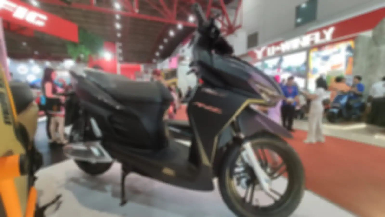 Tampak samping motor listrik murah Pacific Whizz.