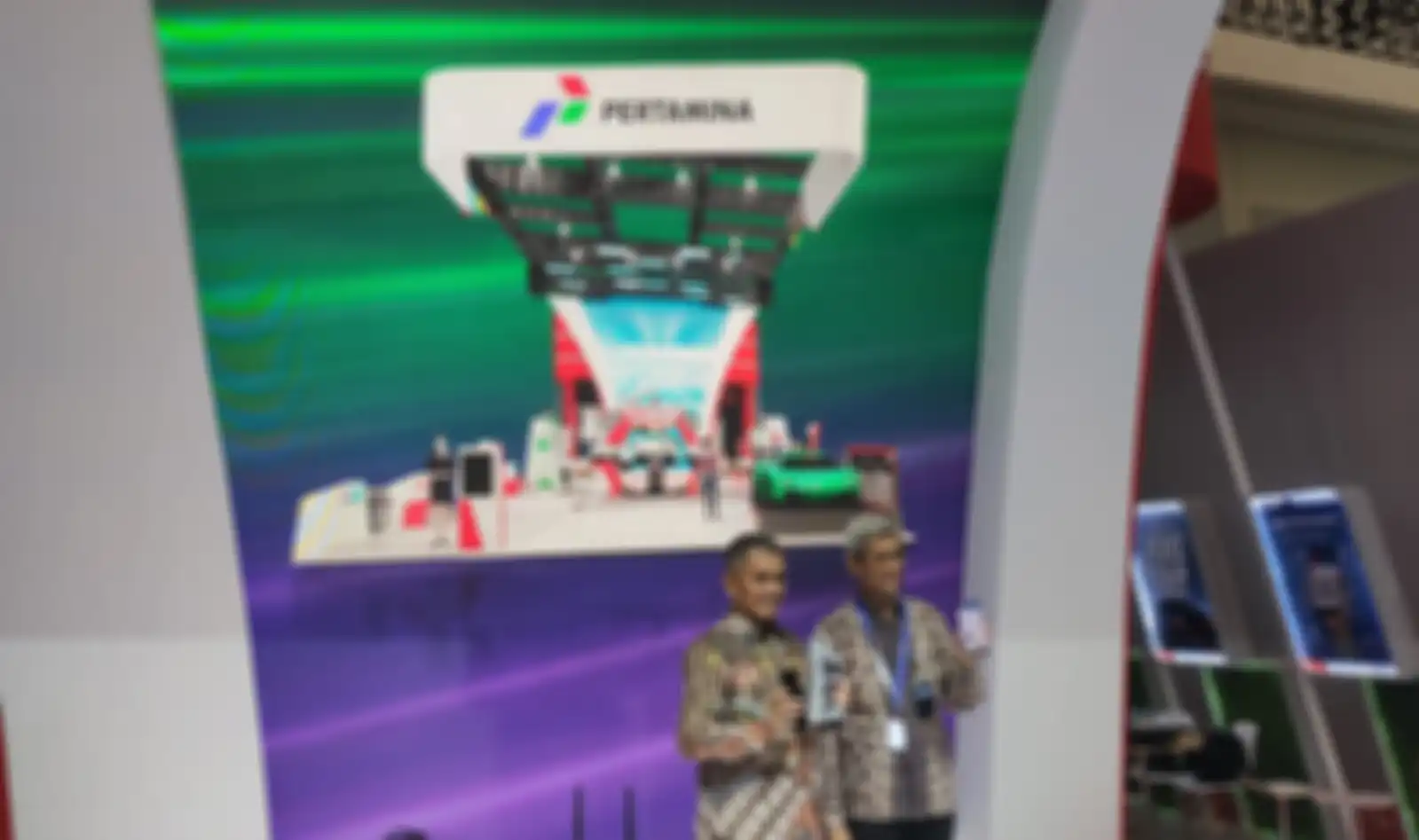 Oli Pertamina dan aplikasi MyPertamina saat press conference di booth Pertamina pada GIIAS 2023.