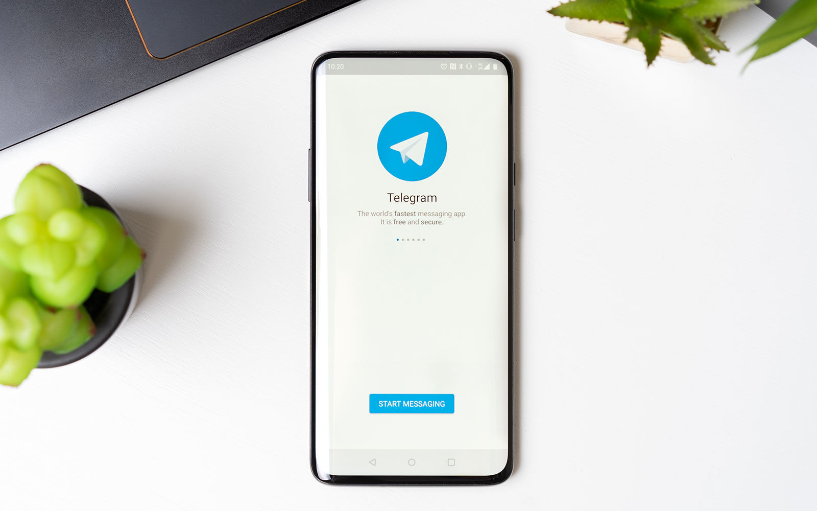 Ilustrasi Telegram di smartphone