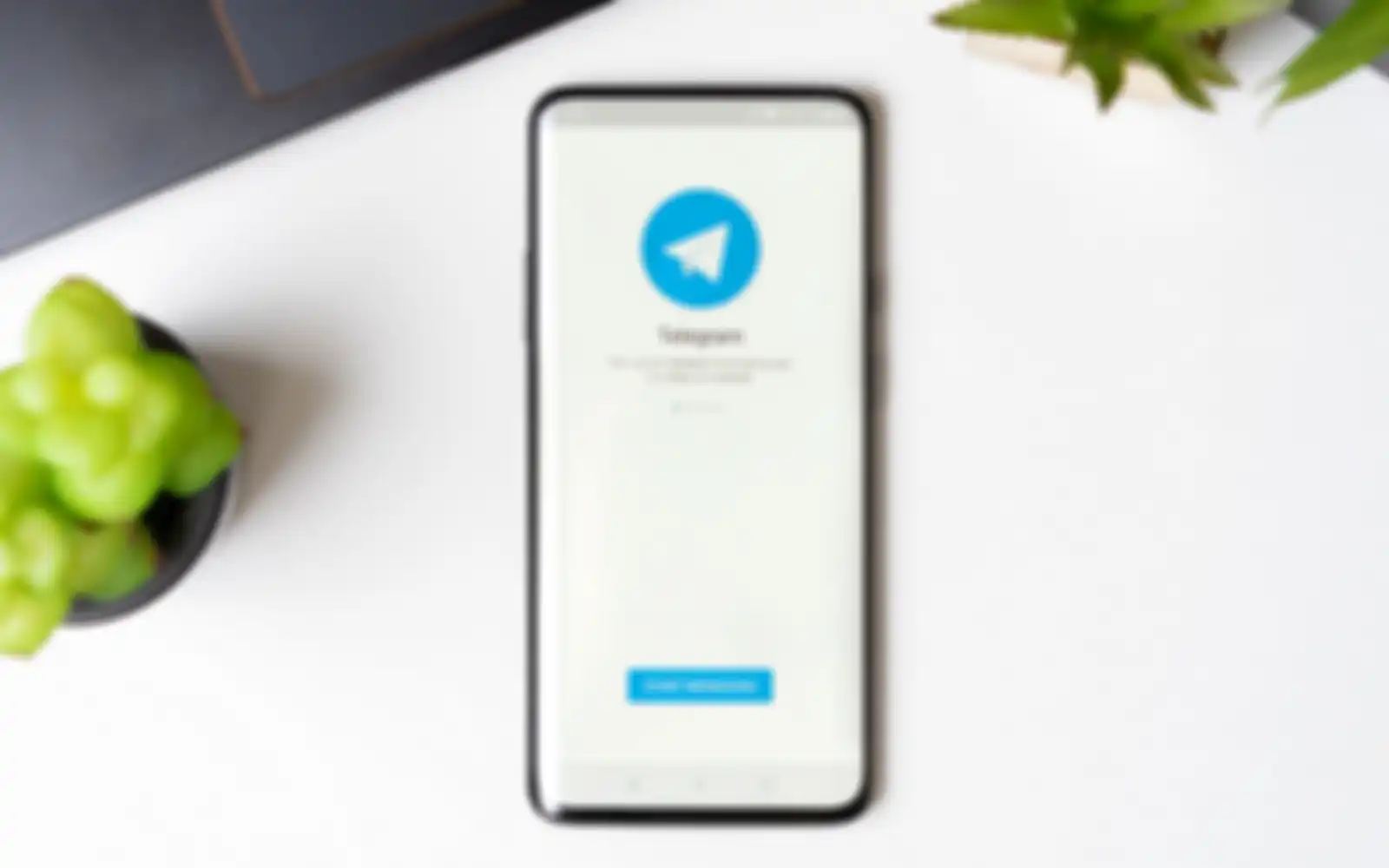 Ilustrasi Telegram di smartphone