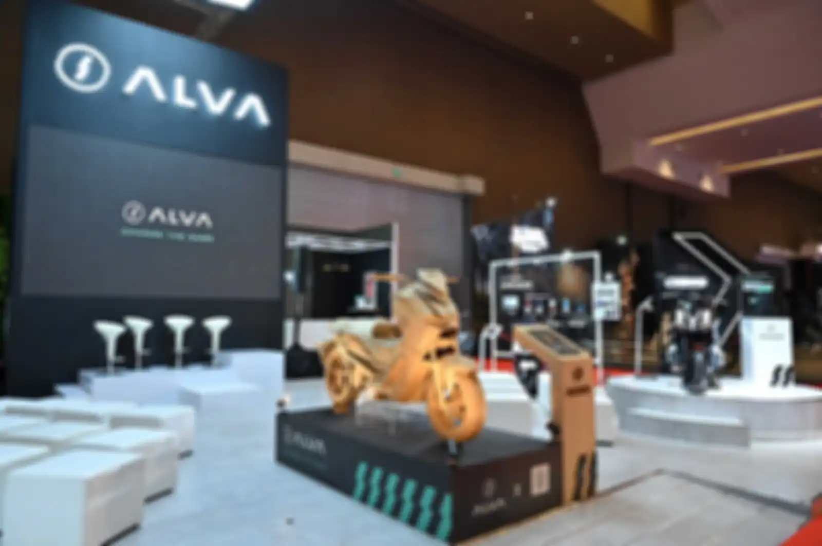 Kreasi motor listrik ALVA Cervo dari kardus dipajang di booth ALVA di IIMS 2024.