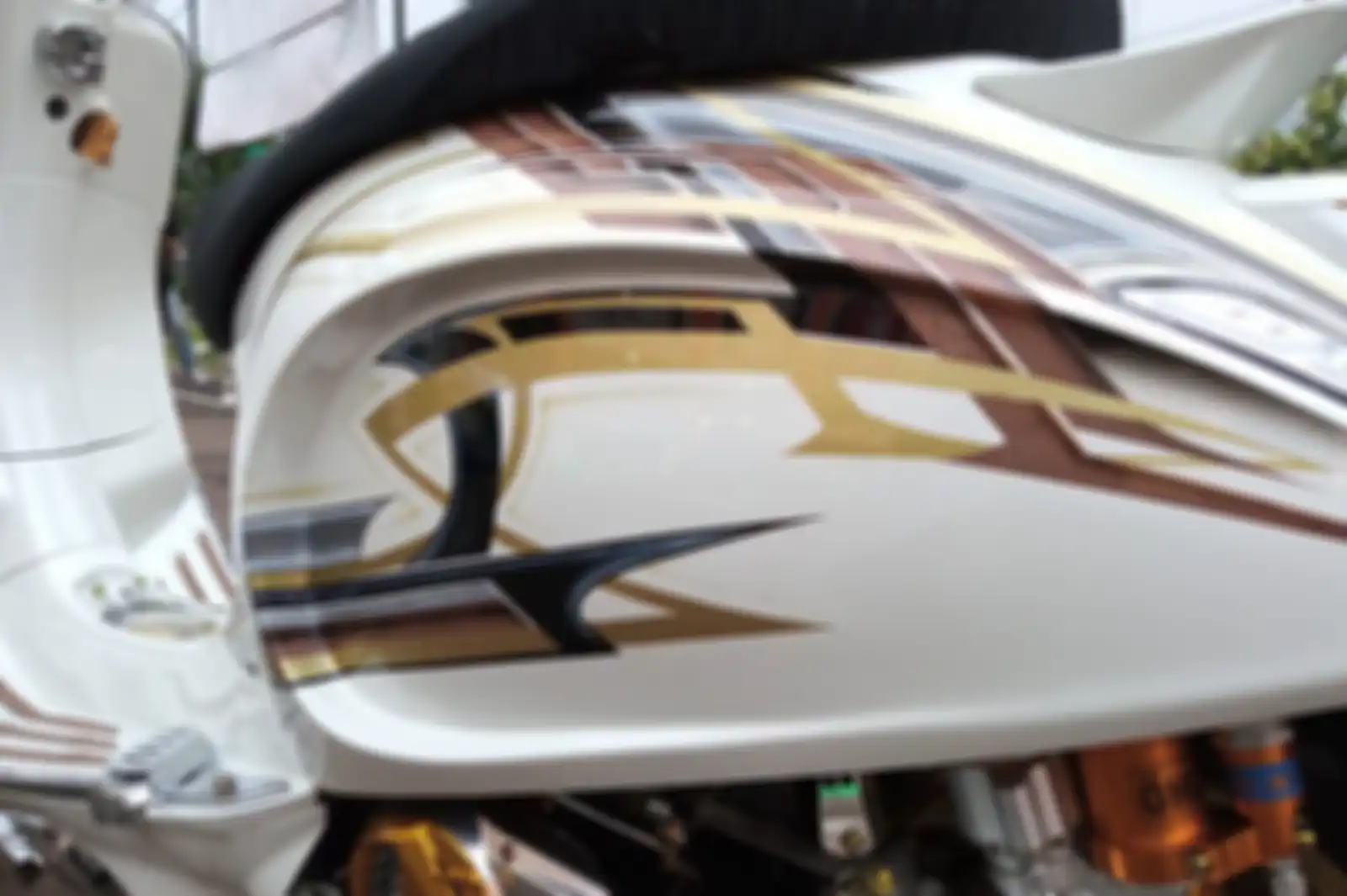 Modifikasi motor Vespa Sprint 150, body samping kena coakan ke dalam dan dibalut warna putih sirralic dan grafis airbrush tribal.