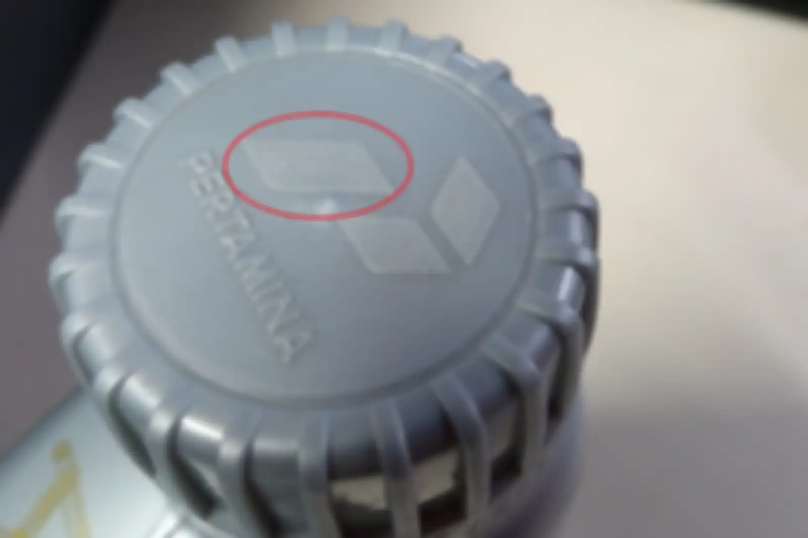 Hologram 'Original' di tutup botol oli Pertamina Enduro, hanya bisa dibaca dalam posisi miring 45 derajat.