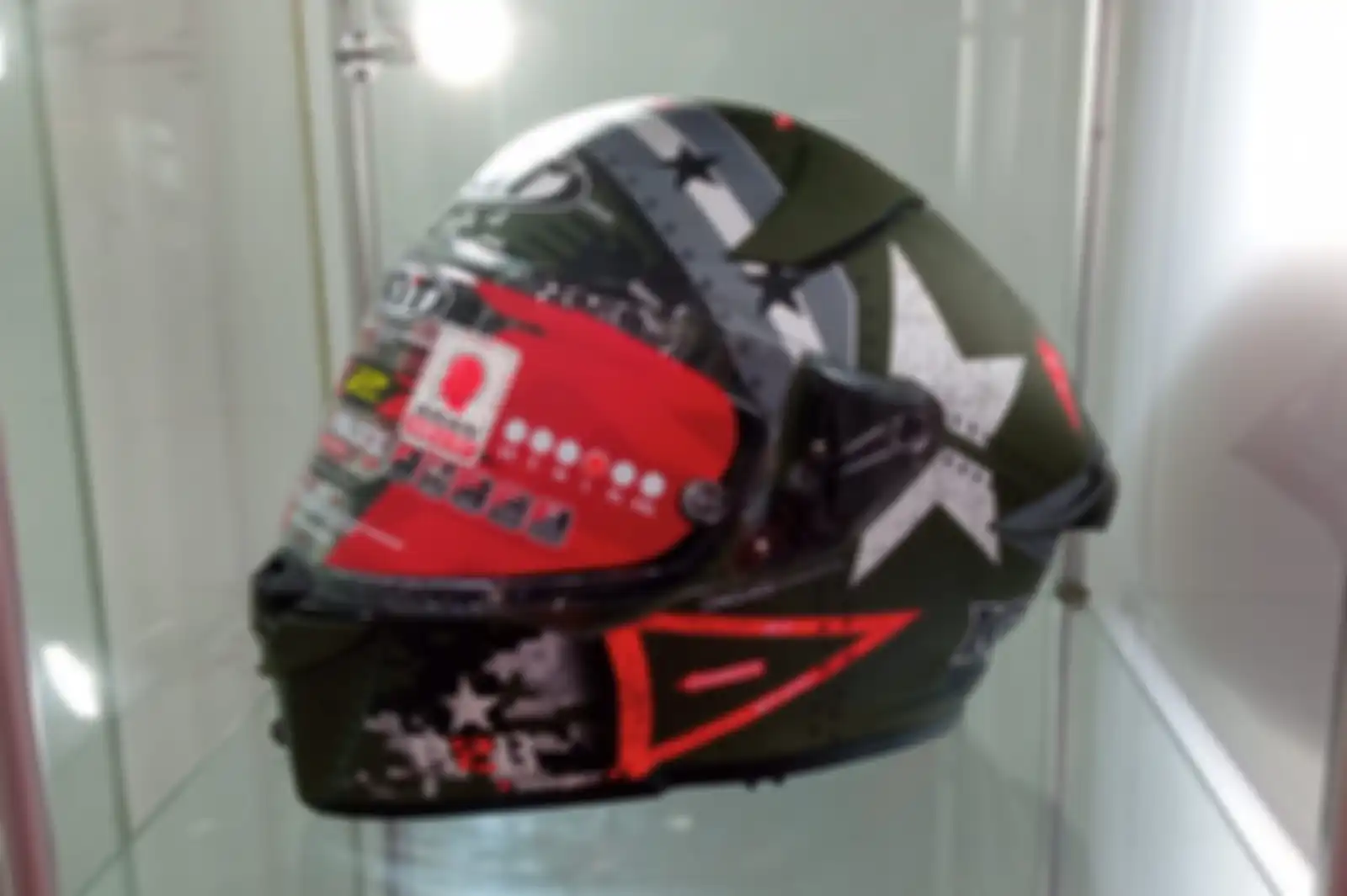 Helm motor baru KYT R2R
