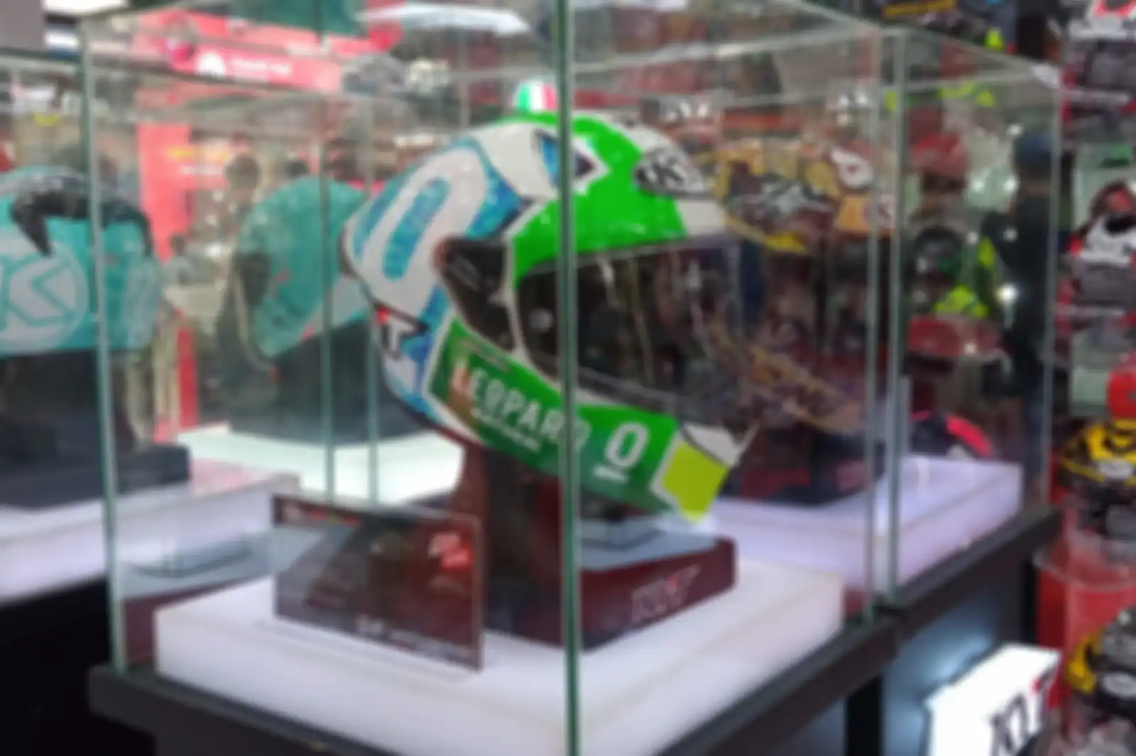 Helm KYT R2R dibalut grafis tim Leopard