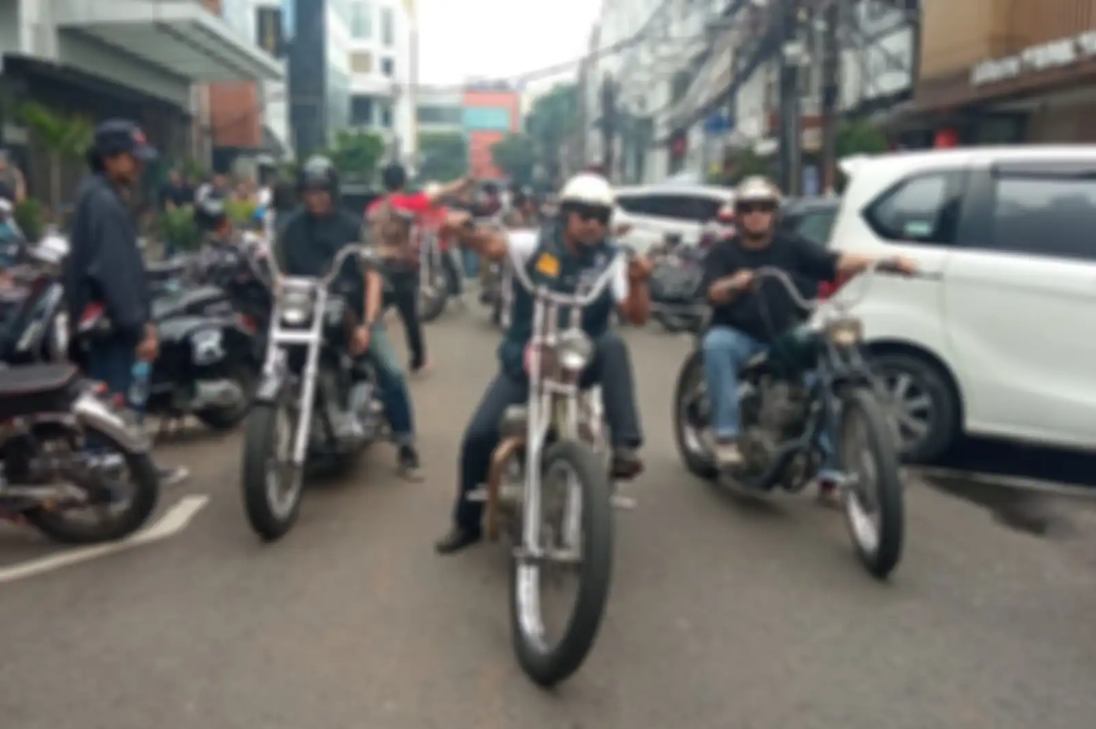 Sekitar 50 modifikasi motor kustom meramaikan acara Cycles & Coffee. 