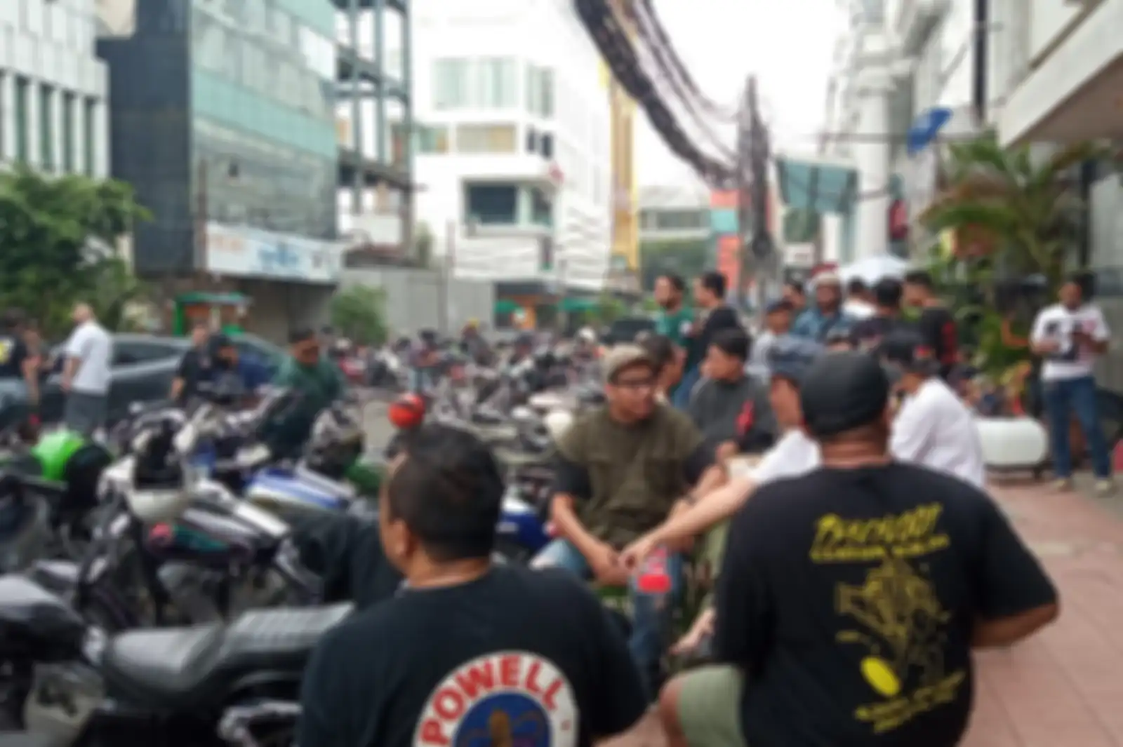 Bikers nongkrong santai menikmati Minggu pagi sambil mejeng bareng motor. 