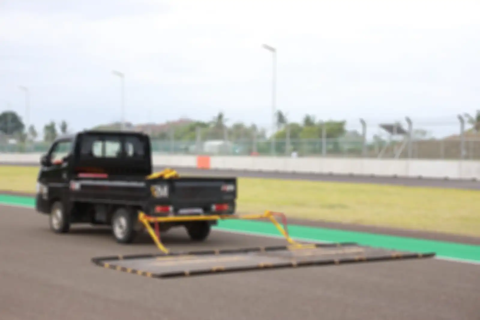 Mobil pick up jadi pembersih di Sirkuit Mandalika