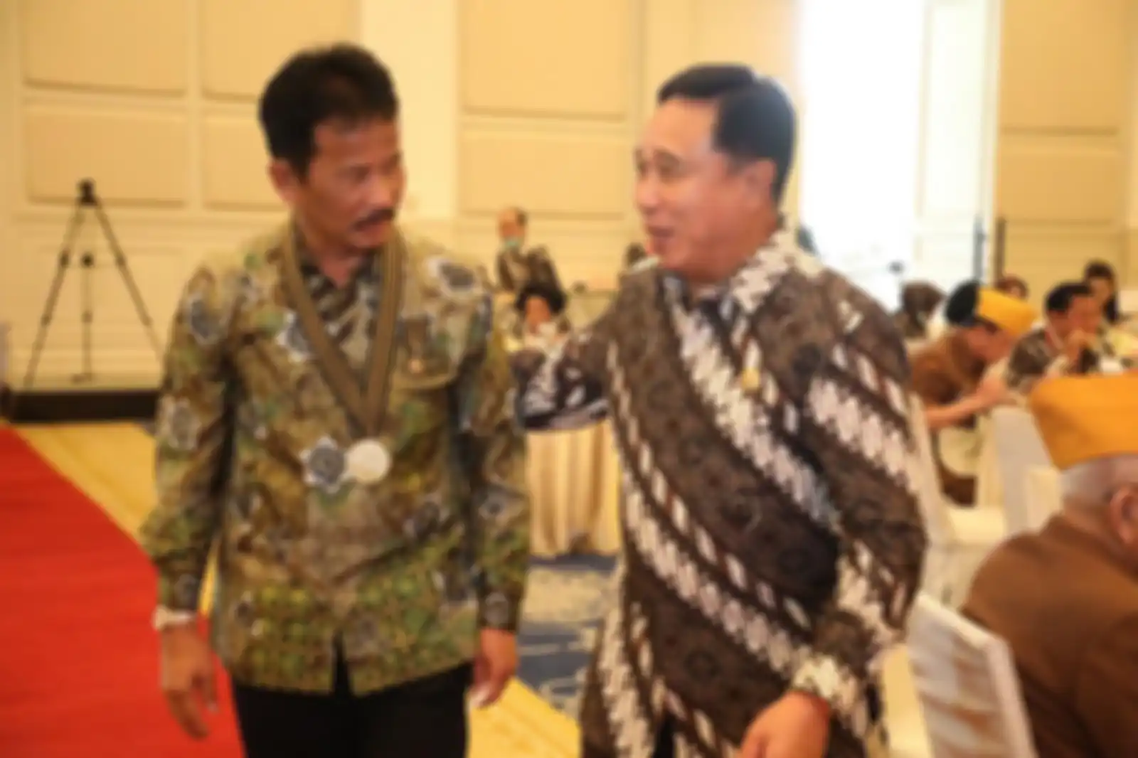 Mantan mertua Ayu Ting Ting Bambang Hendarso Danuri yang jarang terekspos digugat Rp 11 triliun oleh ahli waris perusahaan taksi. 