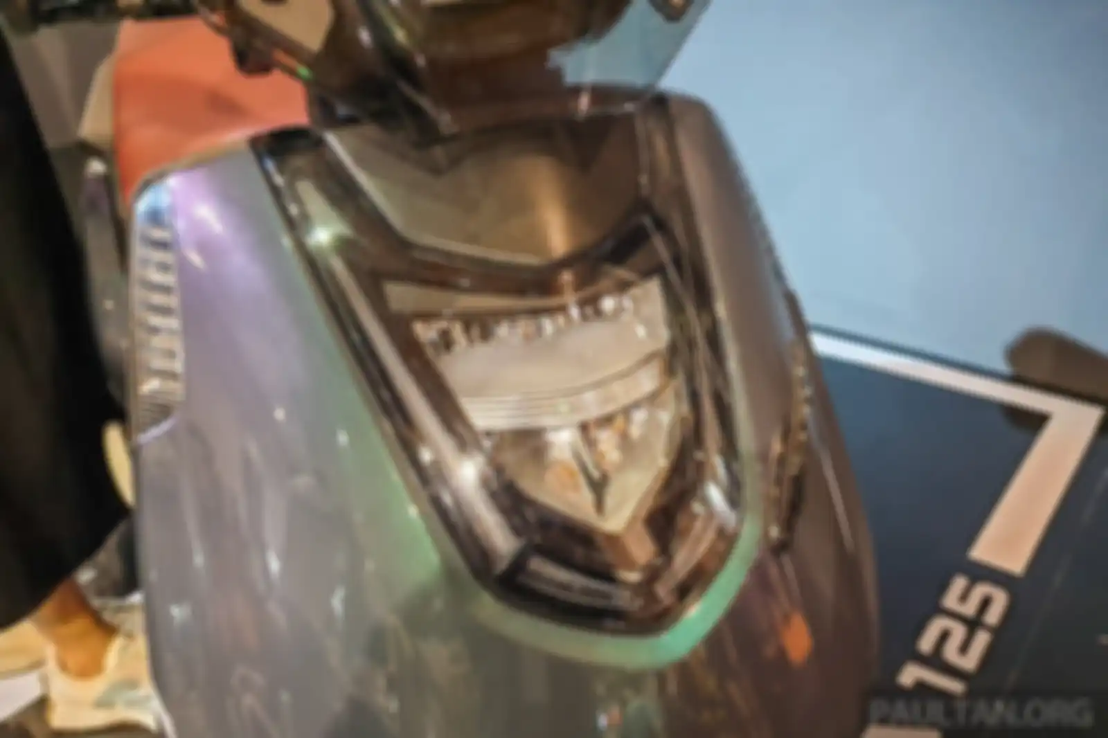 Headlamp depan Wmoto Gemma 125 2023 ini mirip Honda Genio.