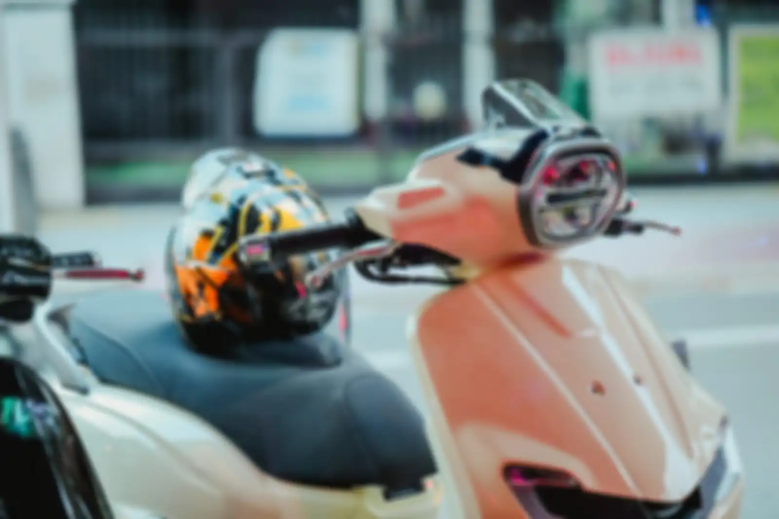 Ada sedikit gap antara batok headlamp dan sport screen. 