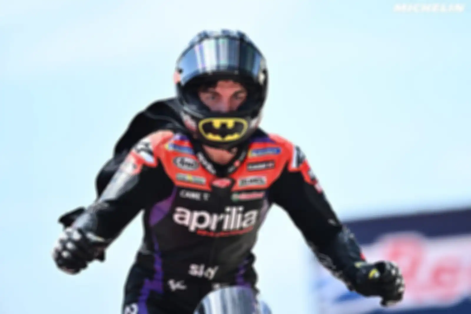 Logo Batman pada helm Maverick Vinales di MotoGP Amerika 2024. 