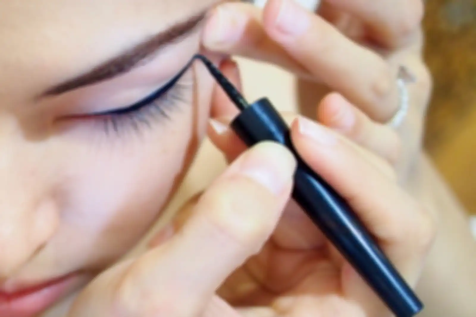 memakai eyeliner