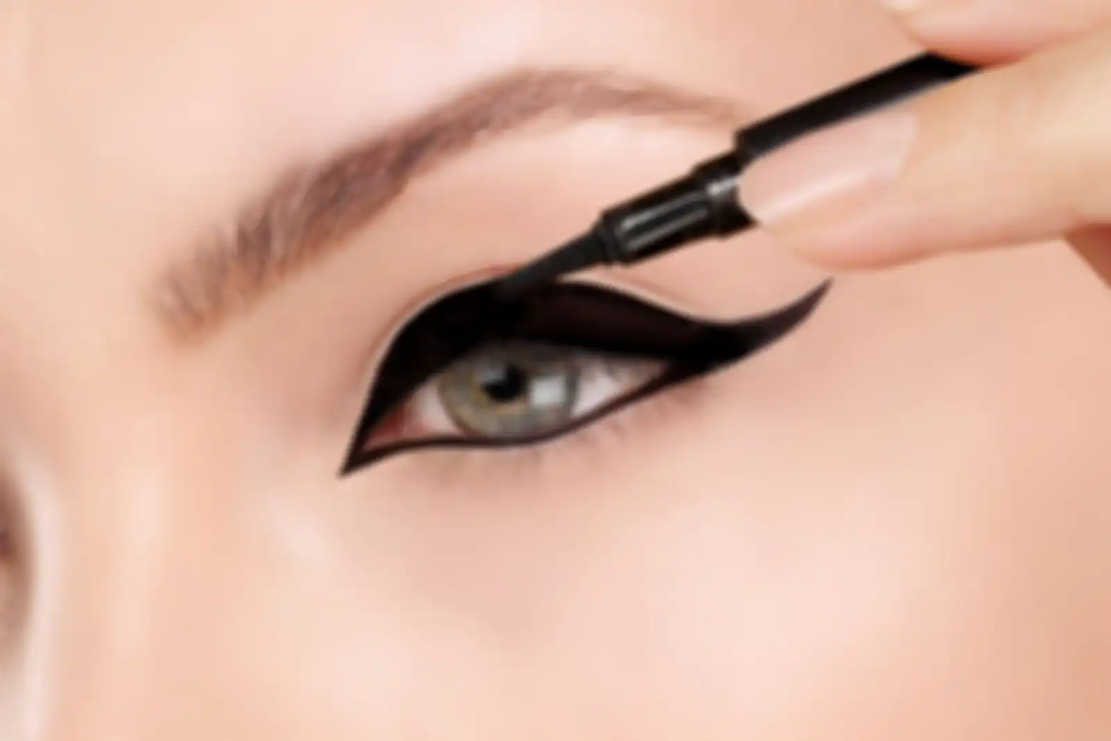 memakai liquid eyeliner