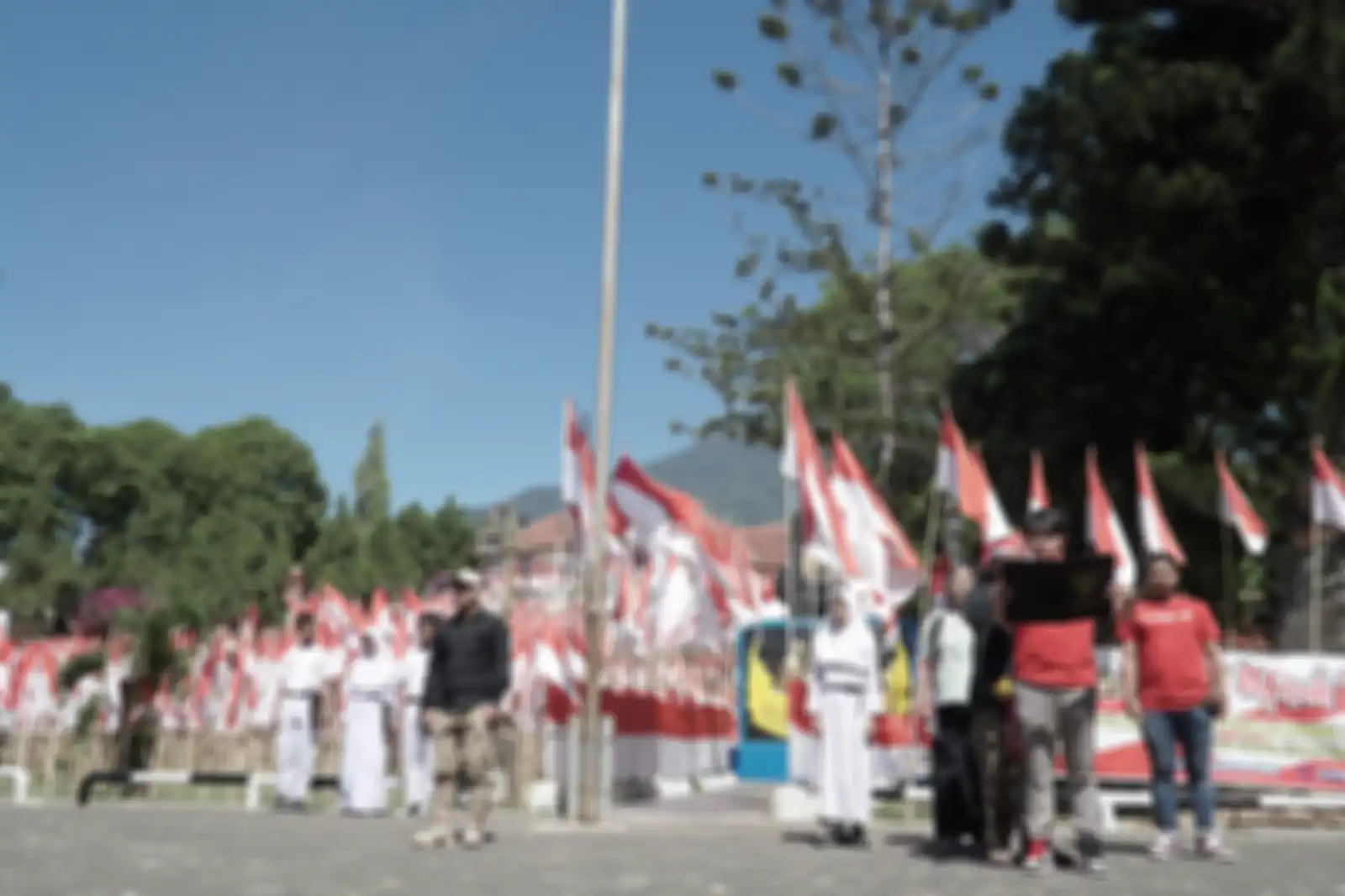 Upacara Kemerdekaan RI di acara CB150R Convoy Merdeka di Museum Linggar Jati, Kuningan diikuti oleh bikers pengguna sepeda motor Honda.