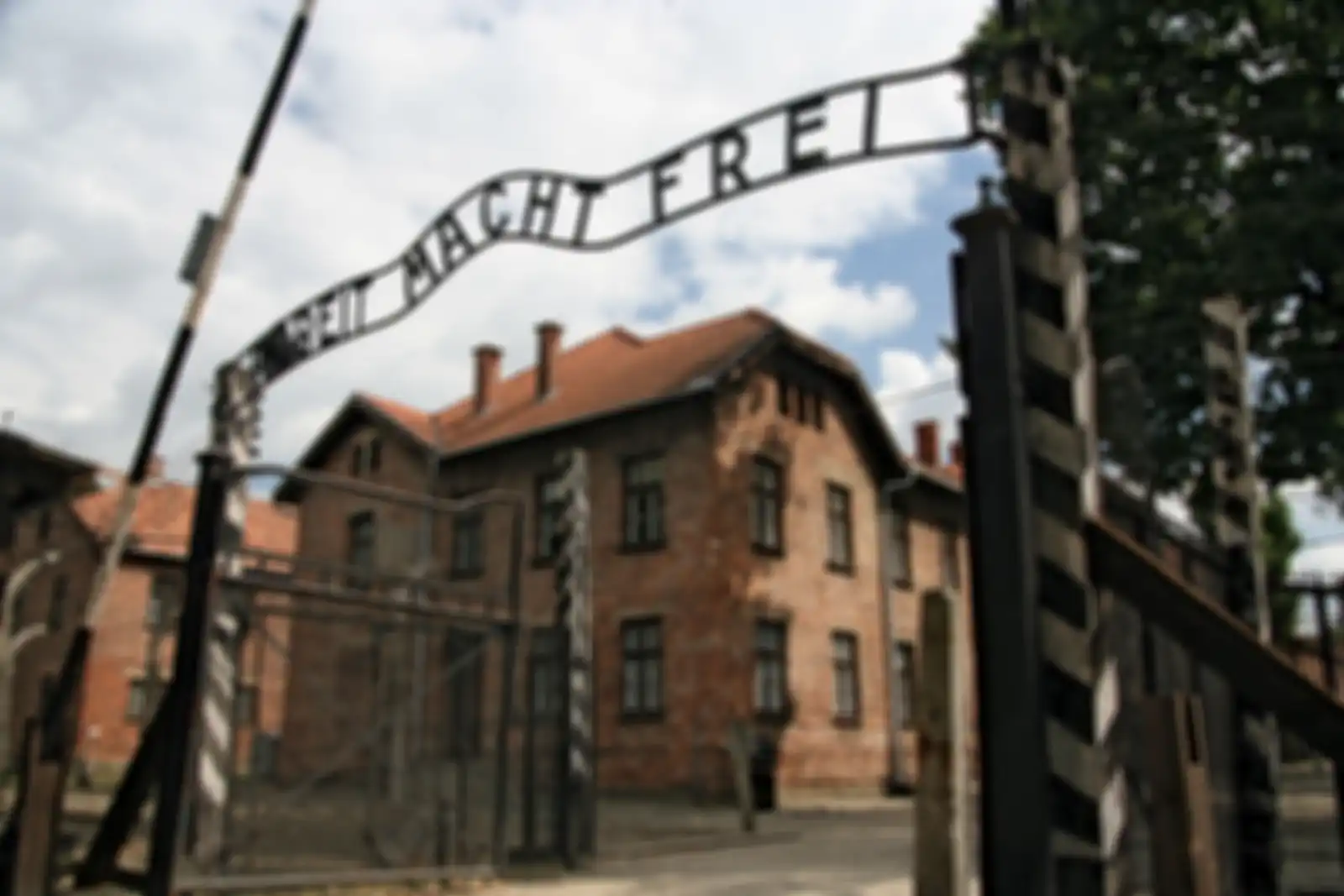 Pintu gerbang menuju kamp konsentrasi Auschwitz.
