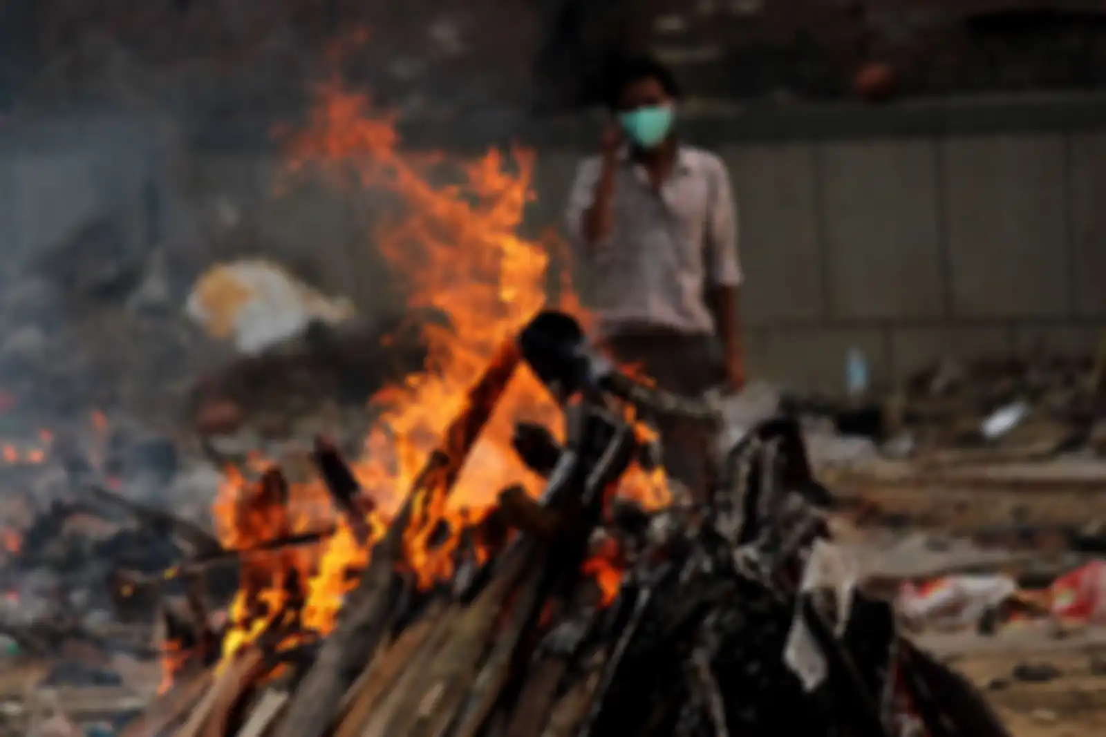 Pemandangan mengerikan tempat-tempat kremasi dadakan di India yang terus-menerus mendapat kiriman jasad Covid-19