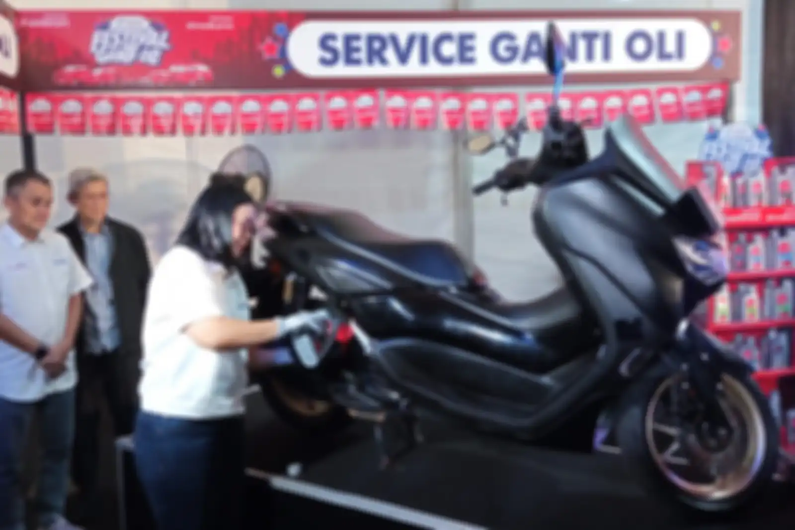 Direktur Sales & Marketing PTPL, Sari Rachmi meresmikan program Festival Ganti Oli