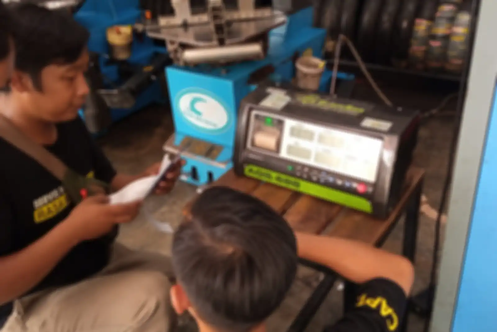 Pembacaan hasil uji emisi menggunakan alat. 