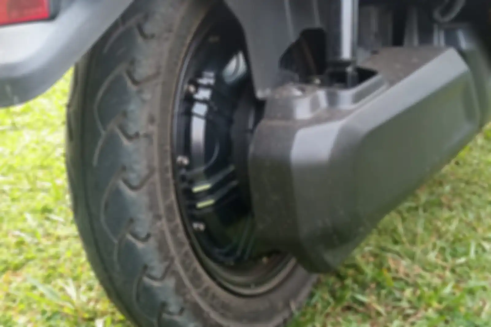 TVS iQube S pakai motor penggerak listrik BLDC. 