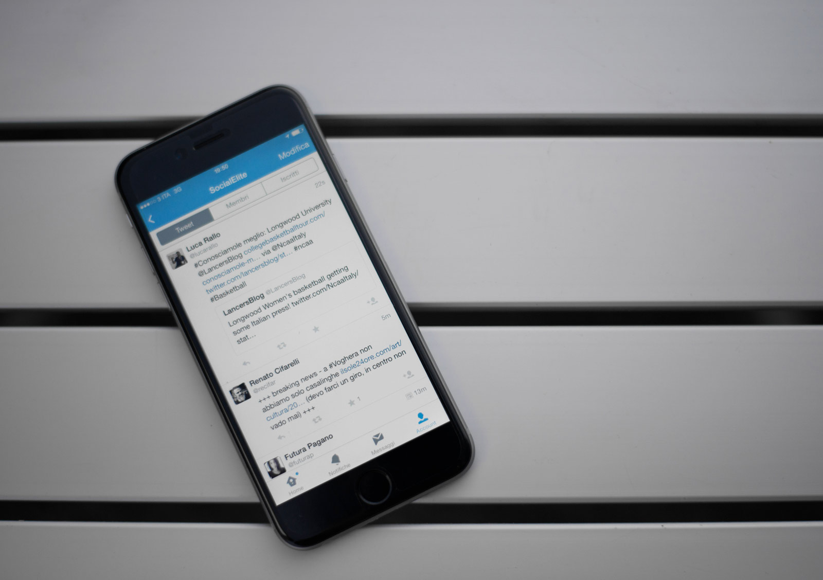 Ilustrasi Twitter for iPhone