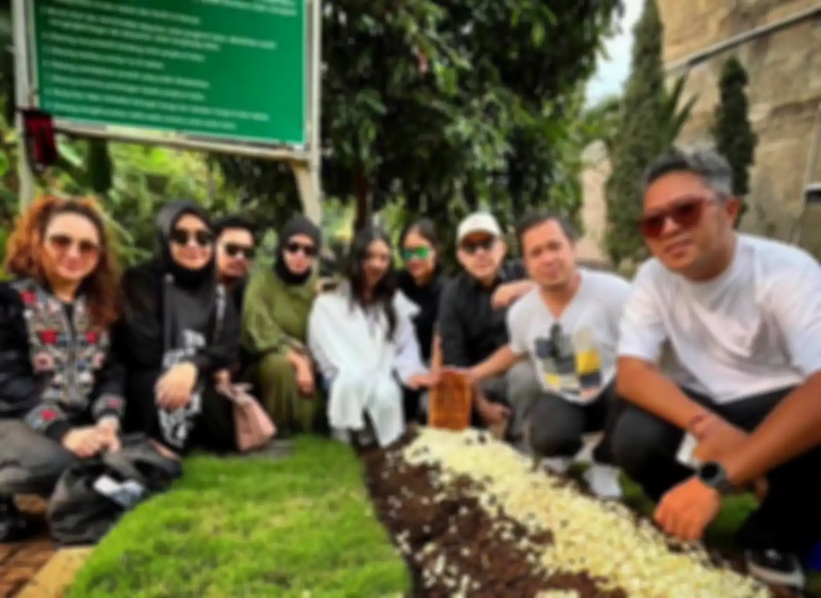 Para sahabat setia mengantarkan Tari AFI ke peristirahatan terakhir