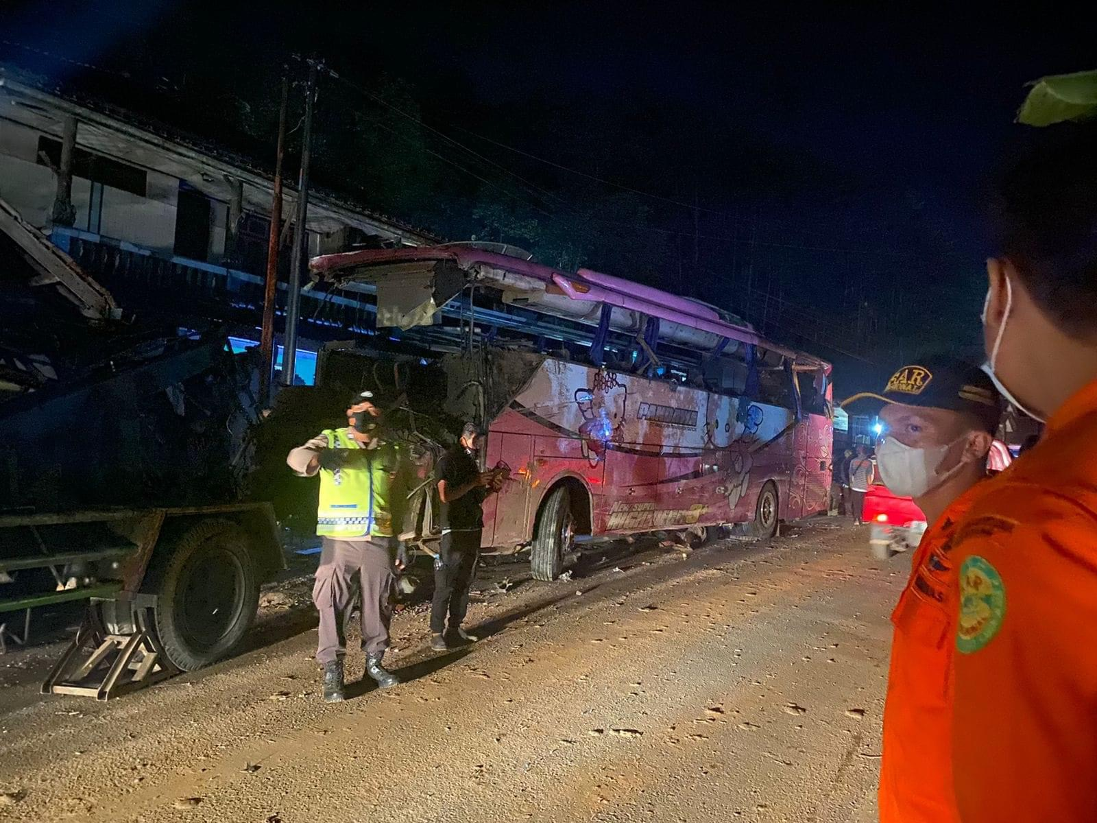 Sopir bus Pandawa yang mengalami kecelakaan maut di Ciamis, Jawa Barat diburu polisi. Sopir enteng bilang busnya mengalami rem blong. 