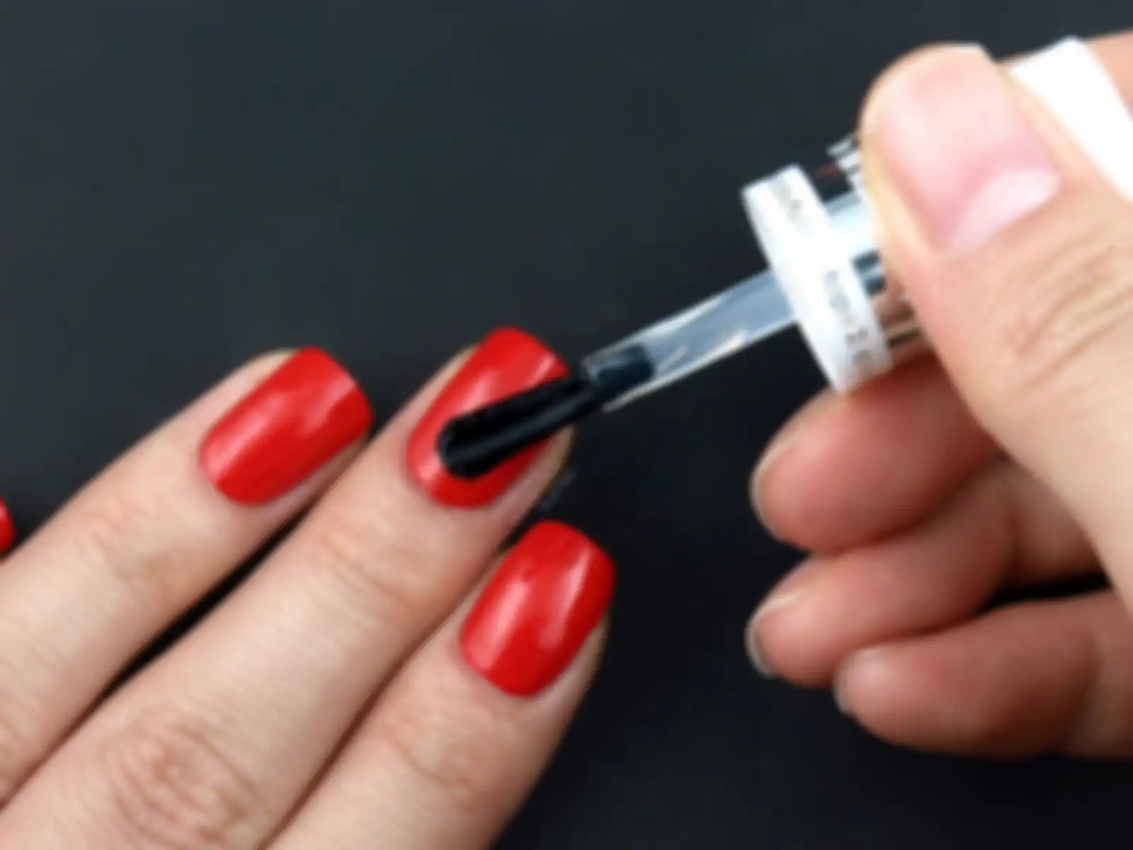 mengaplikasikan top coat