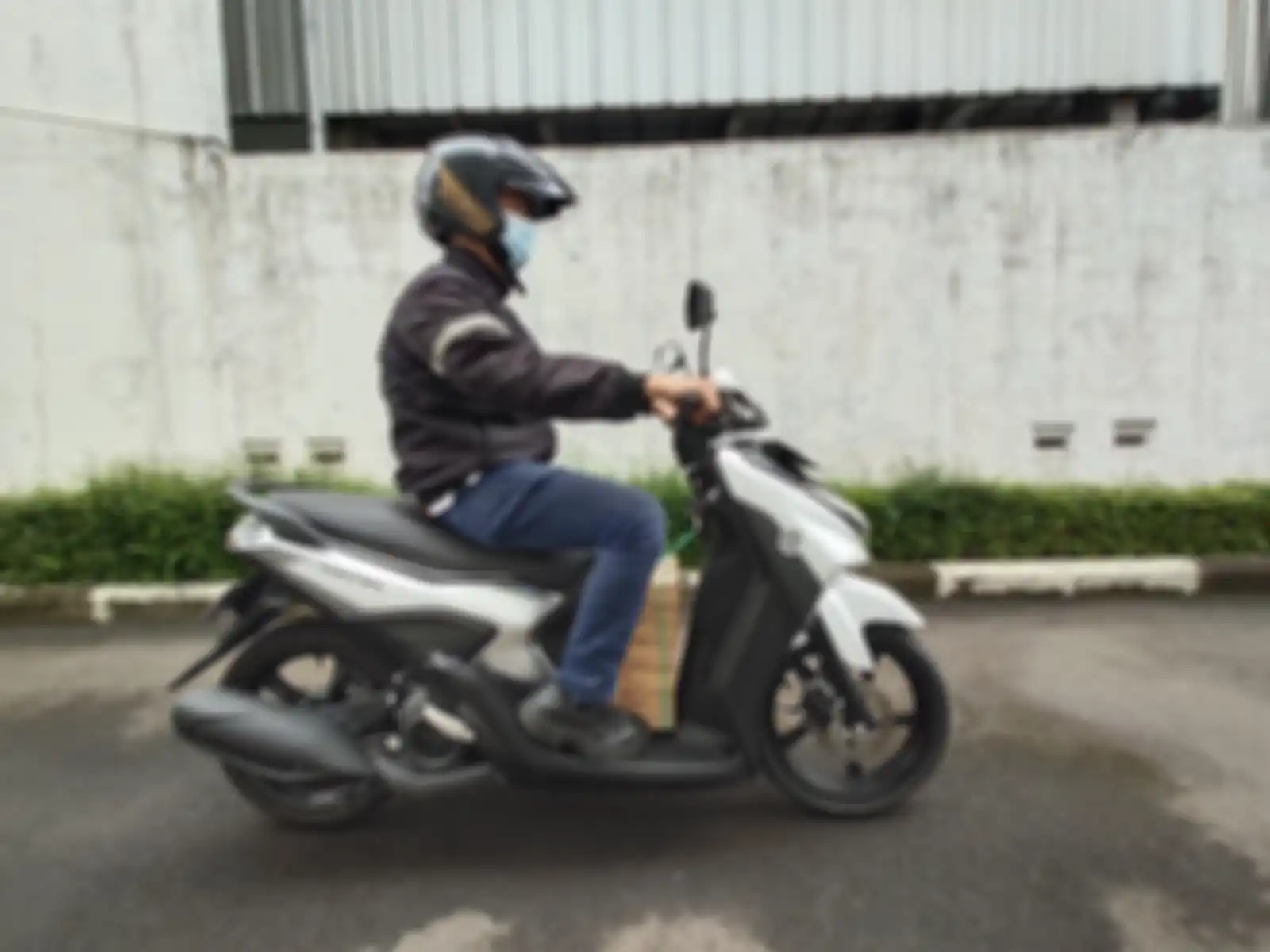 Yamaha Gear 125 membawa barang bawaan. Ini dia tips bawa barang di motor.