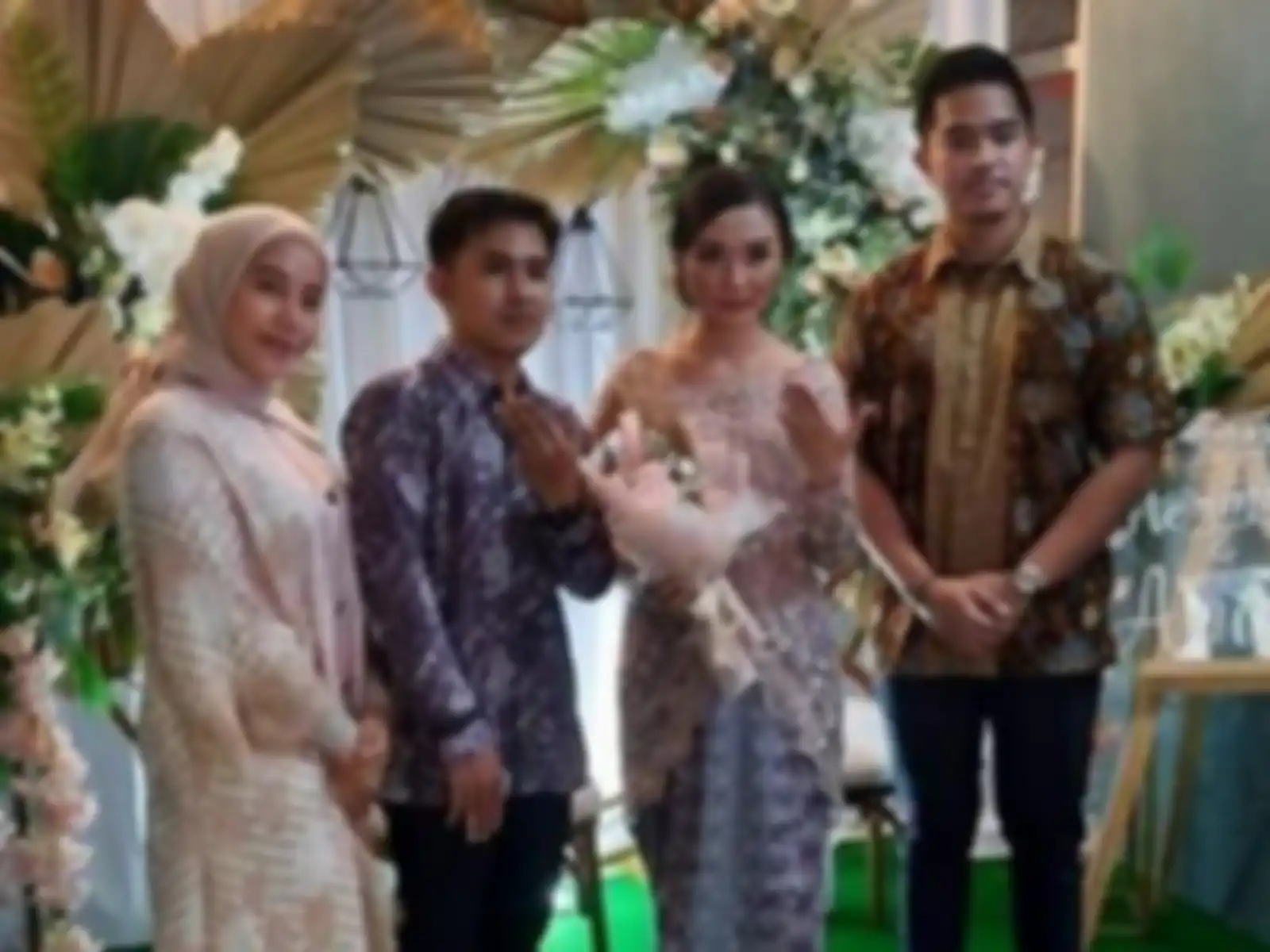 Kaesang Pangarep dan Nadya Arifta hadiri acara lamaran rekannya